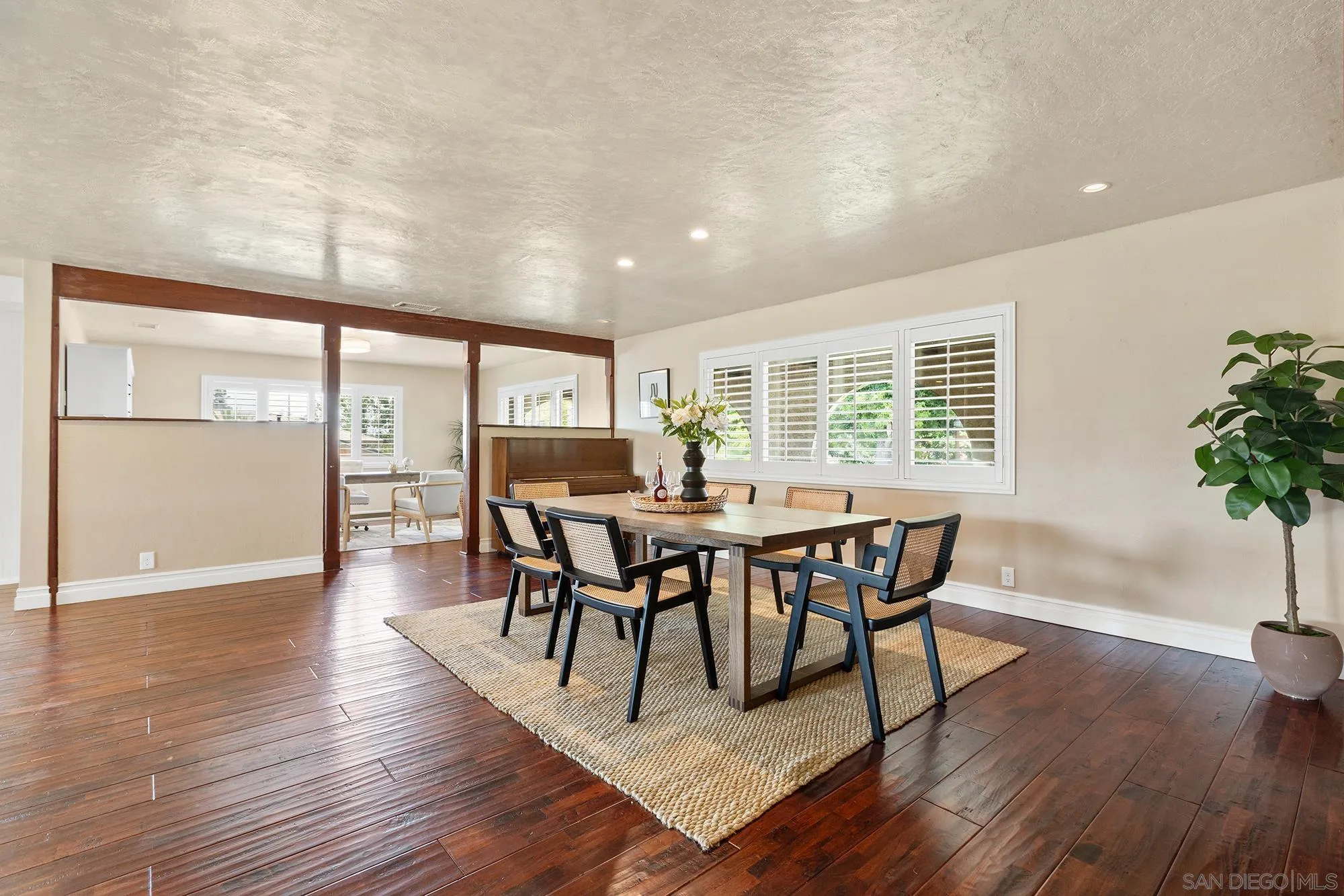 https://cdn.realtyfeed.com/cdn/127/260013951/491ff2bf785848032e5534819b9271a4.webp