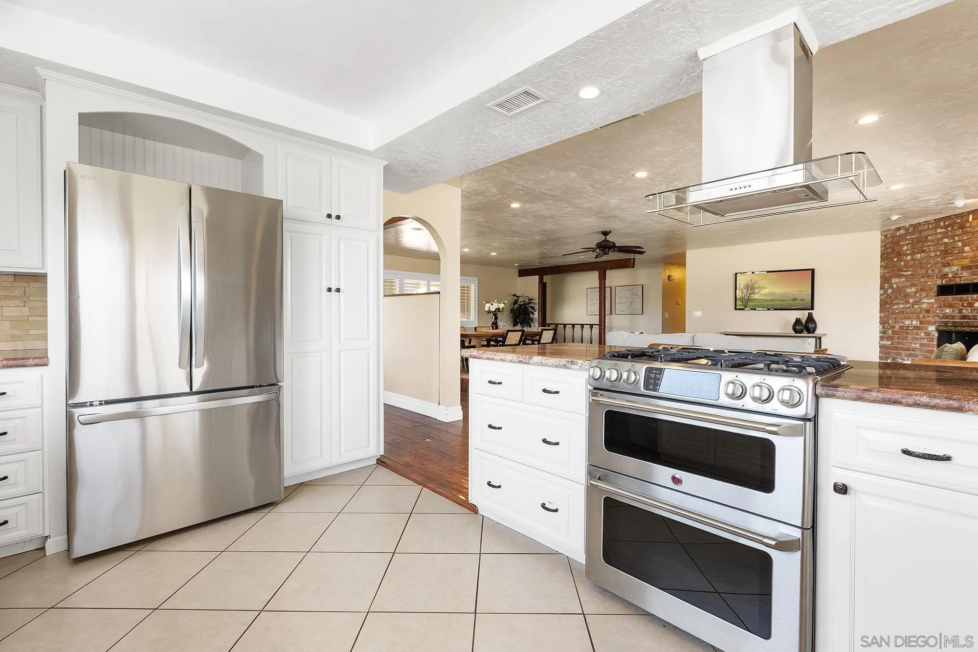 https://cdn.realtyfeed.com/cdn/127/260013951/d6e2a3f784b9458f8ce92ac7f933be87.webp