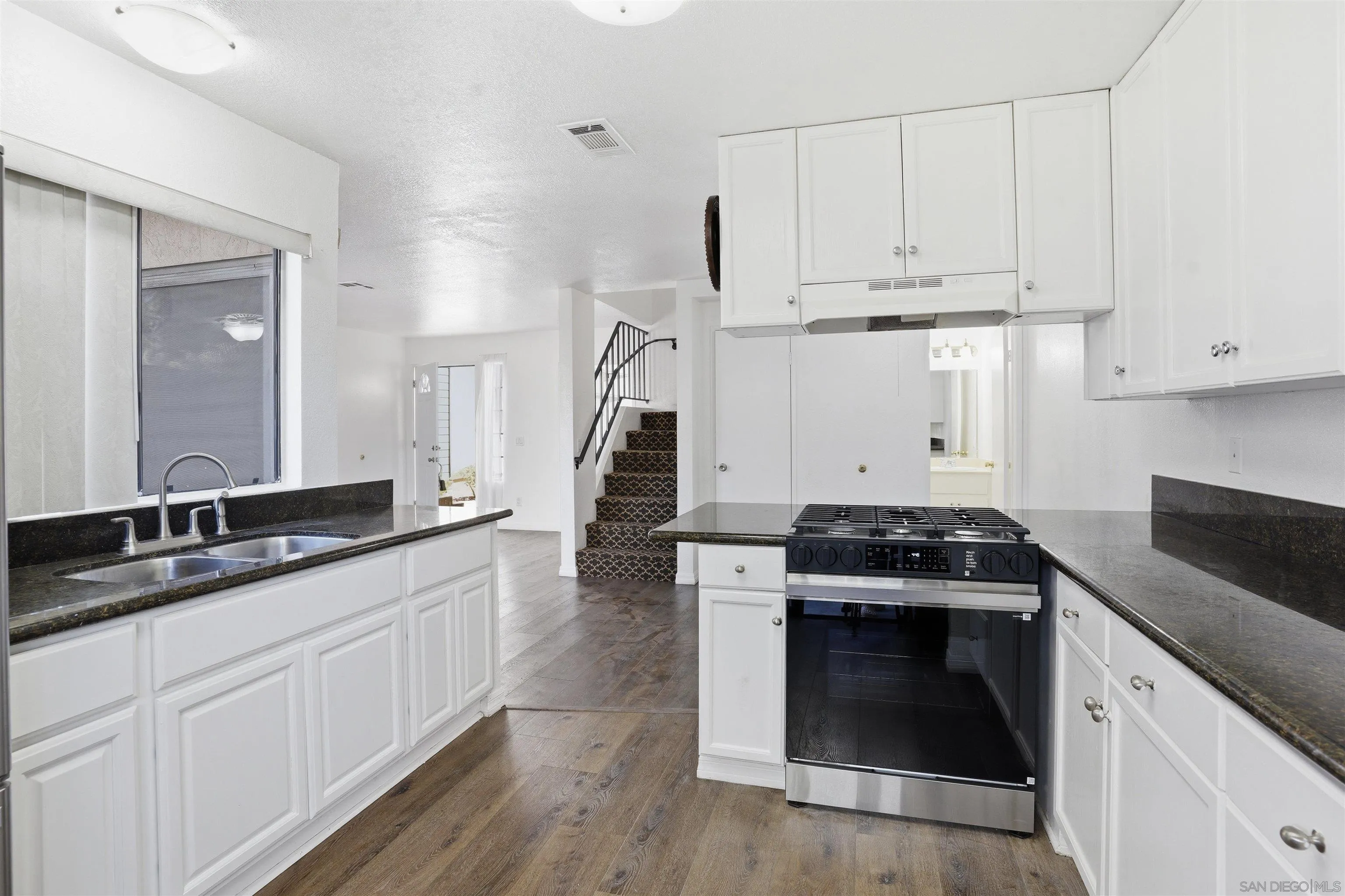 Photo #6: 260013955 Listing: Photo #6