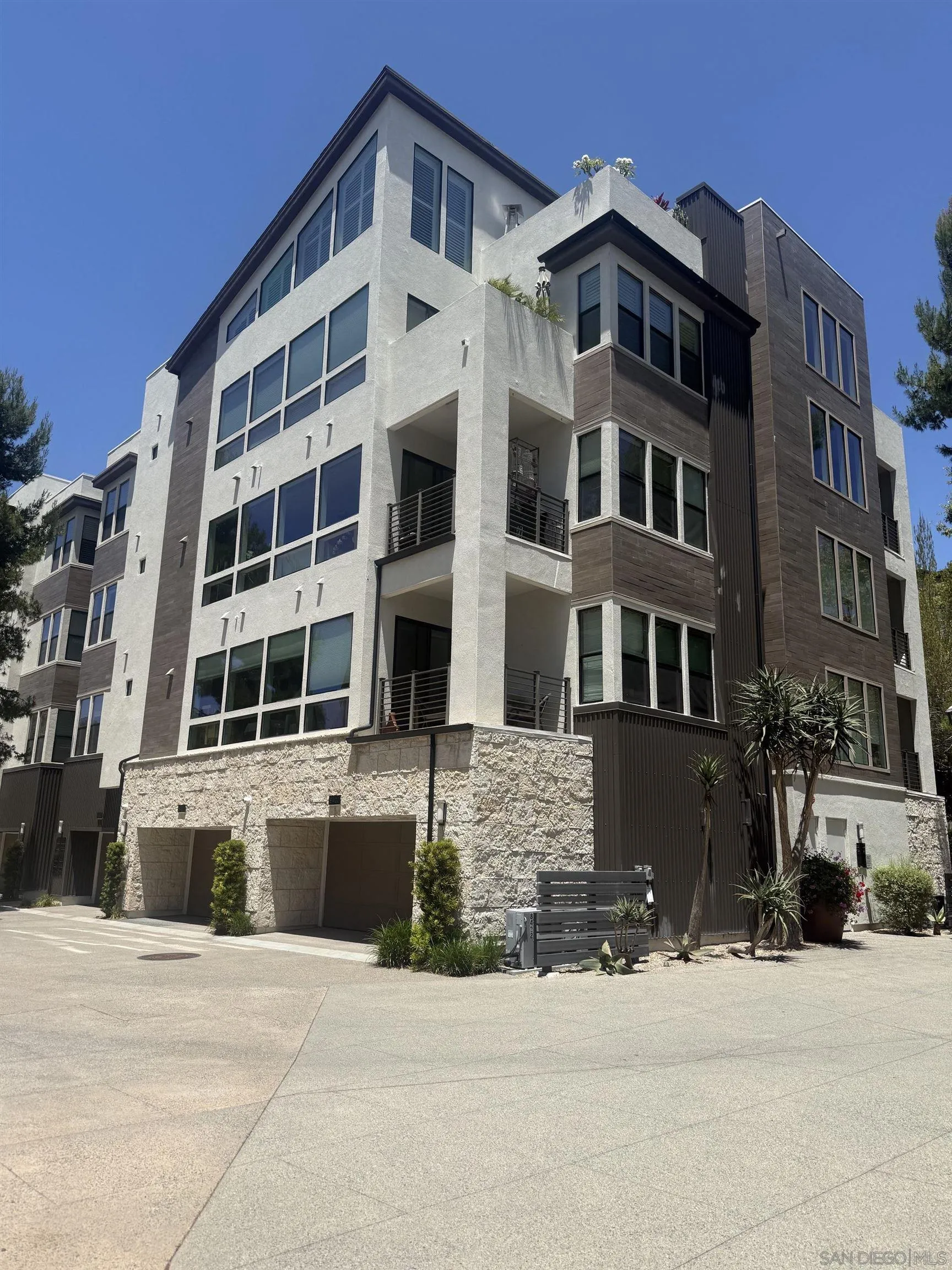 https://cdn.realtyfeed.com/cdn/127/260013956/b83c48ddc70744bc6a3ac5ac5215a0bf.webp