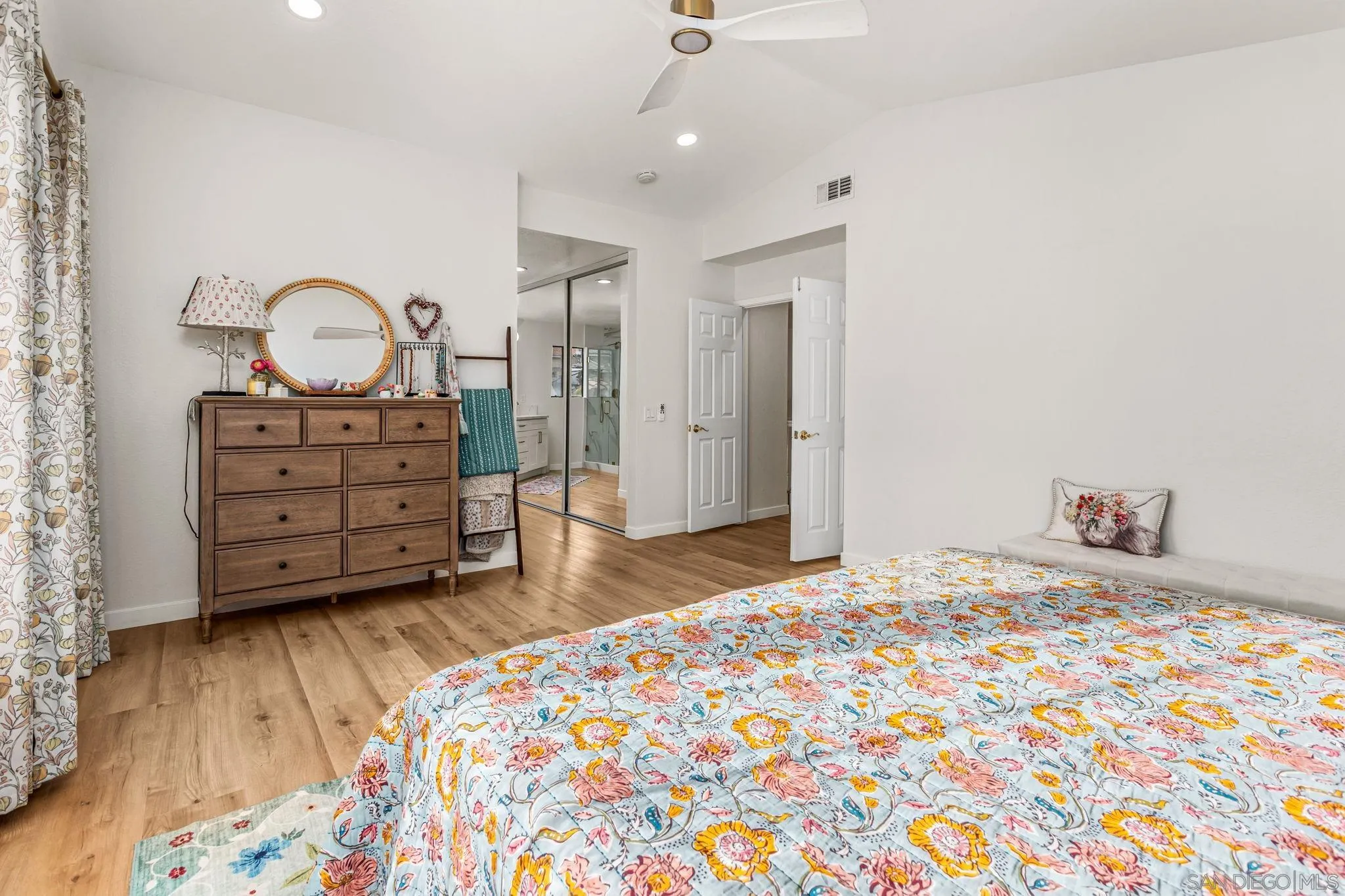 https://cdn.realtyfeed.com/cdn/127/260013986/0b77f98b78690a6f7ec17cc72edece6f.webp