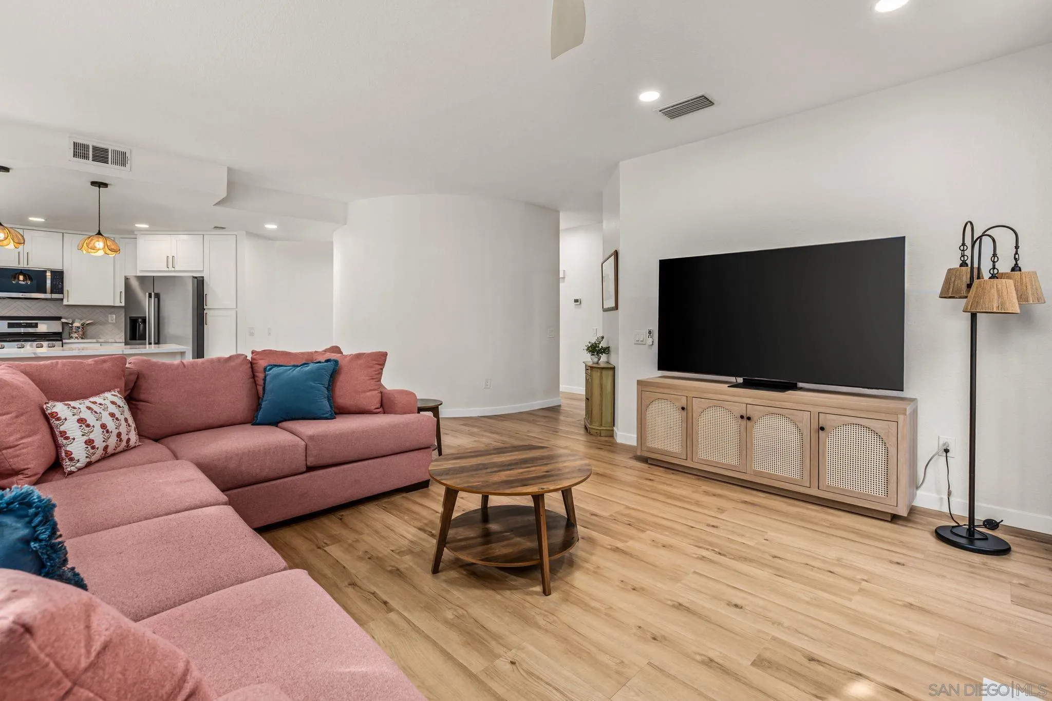 https://cdn.realtyfeed.com/cdn/127/260013986/0cc4c38b9de8ddb5077584ab979eec4f.webp