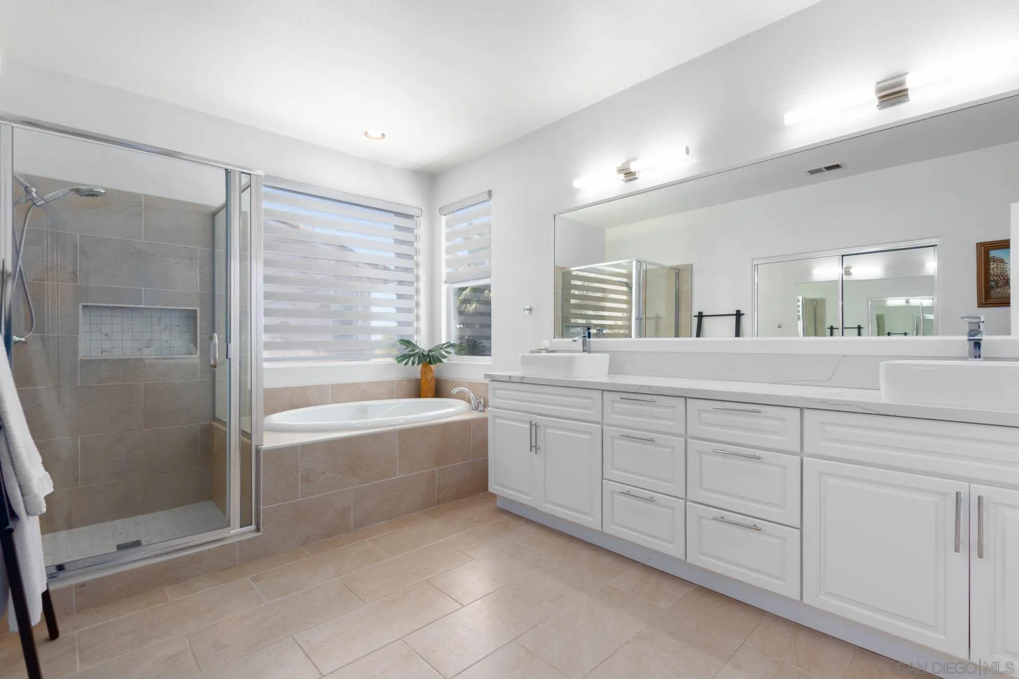 https://cdn.realtyfeed.com/cdn/127/260013987/37d97b7f85303a94089b6b91a63124d8.webp