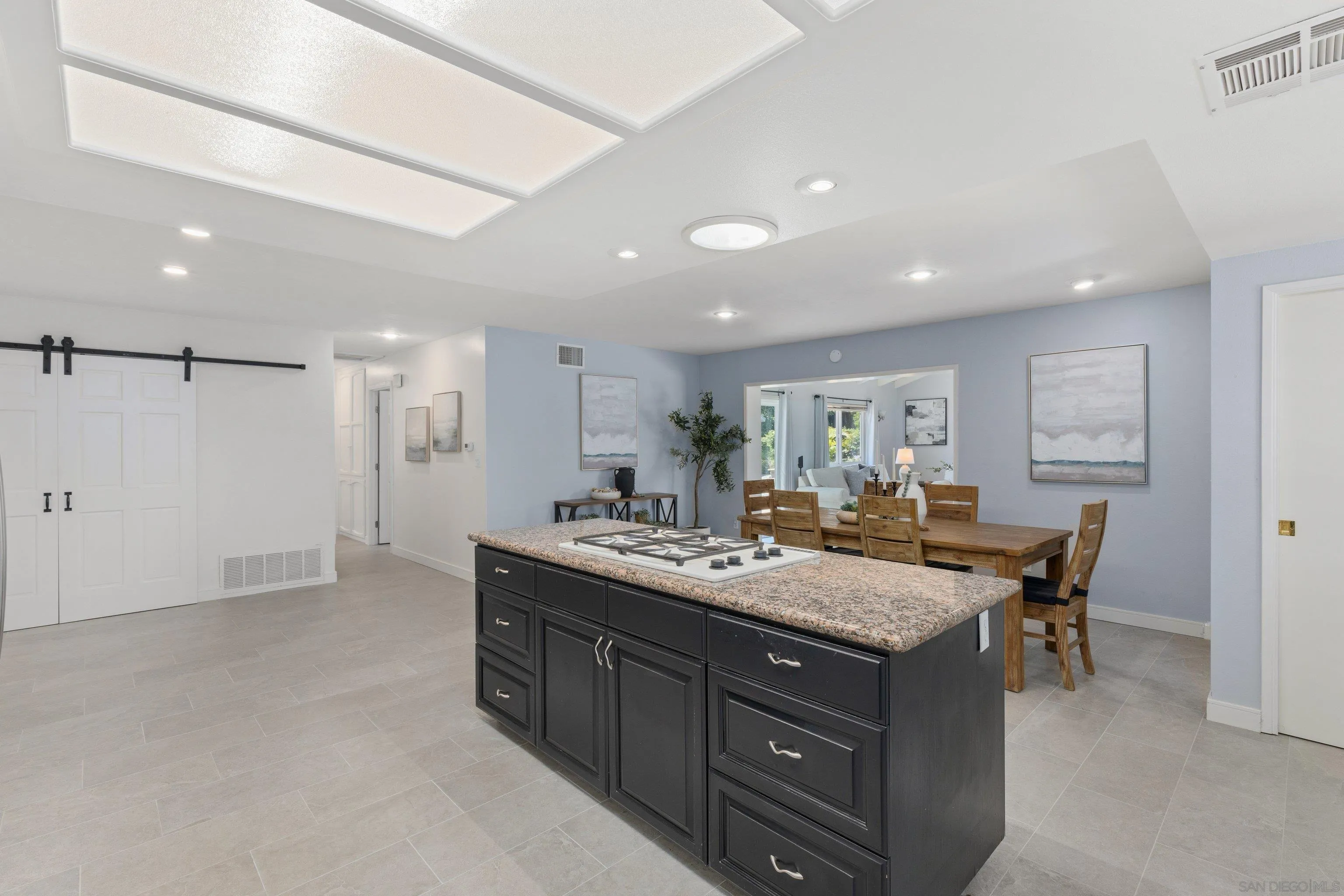 https://cdn.realtyfeed.com/cdn/127/260013989/01f9586e456e0681bcb9674d0a1ad323.webp