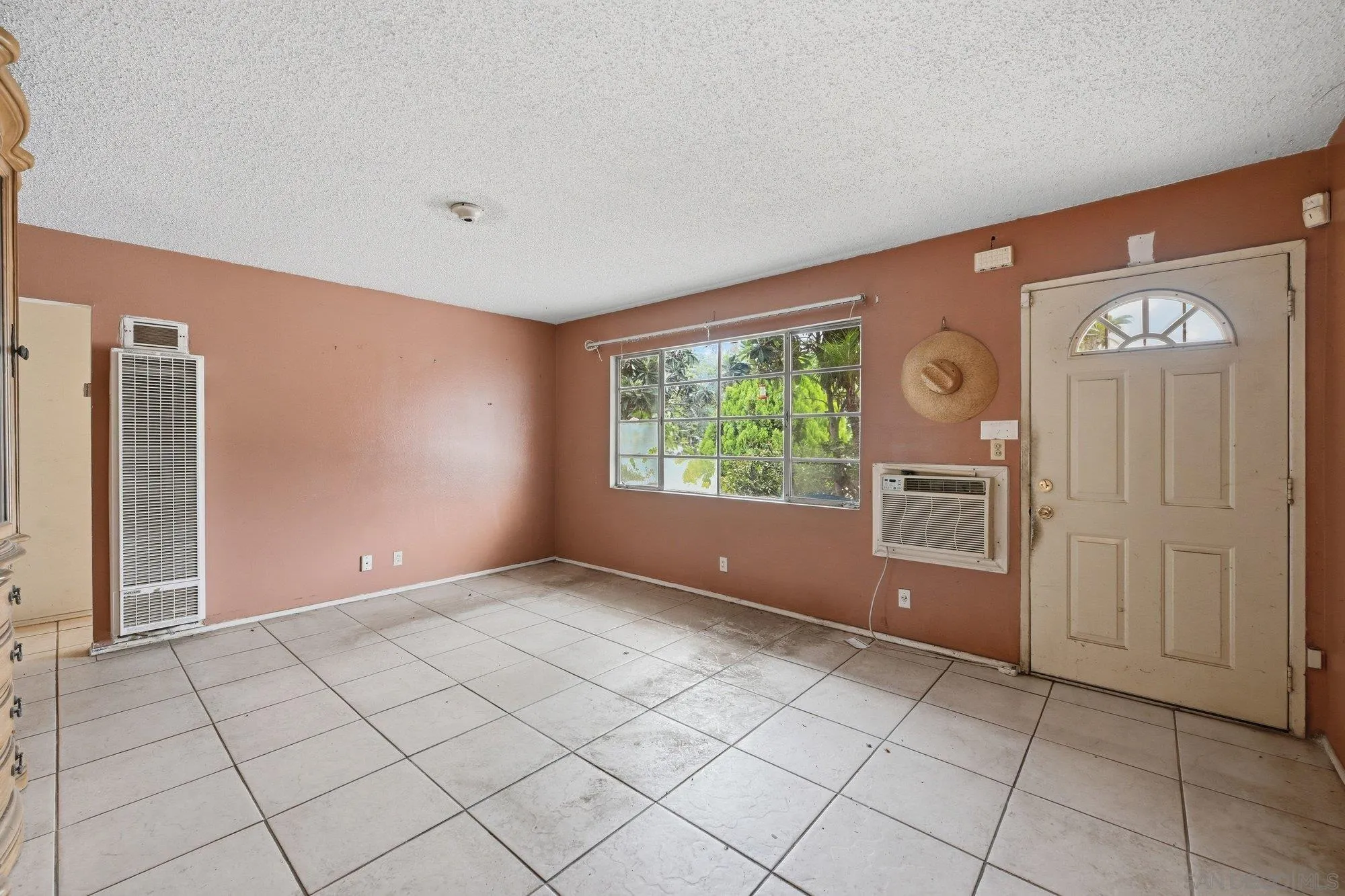 https://cdn.realtyfeed.com/cdn/127/260013992/d3bc2613124efa10be2ed3abd51223f5.webp