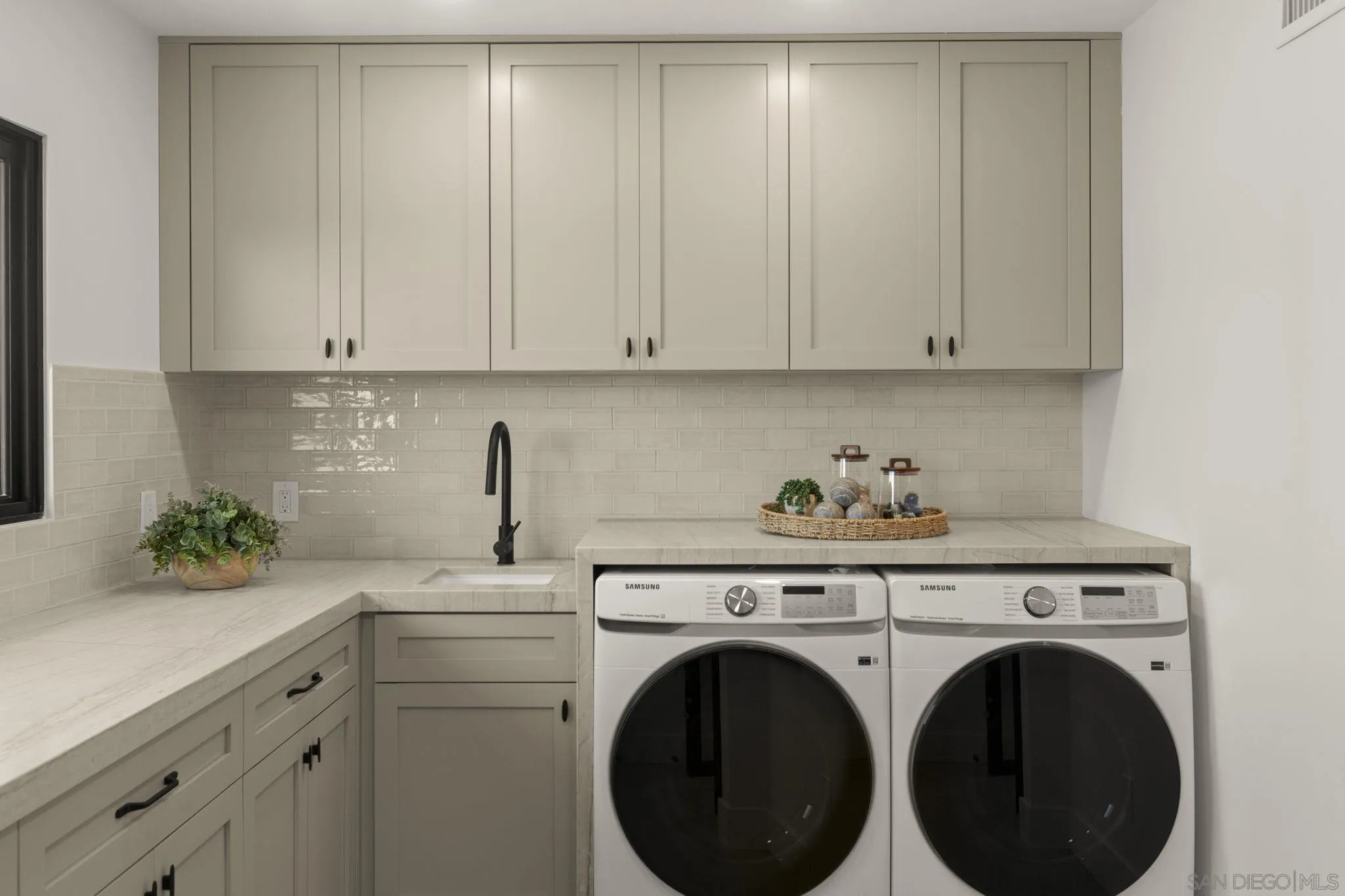 https://cdn.realtyfeed.com/cdn/127/260014005/fe9fec2c7132a8a4874a888827856991.webp
