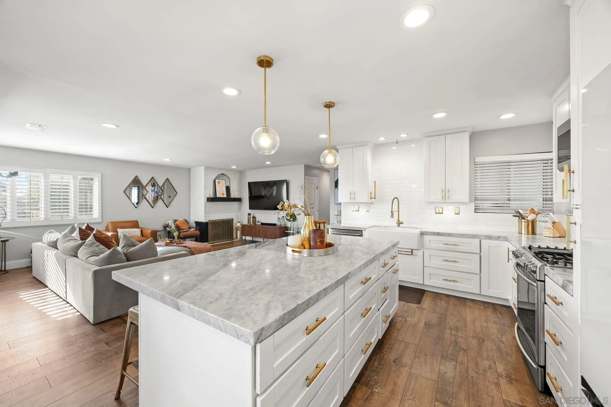 https://cdn.realtyfeed.com/cdn/127/260014006/e7d1c99a919874e01bcd1142f601ce3f.webp