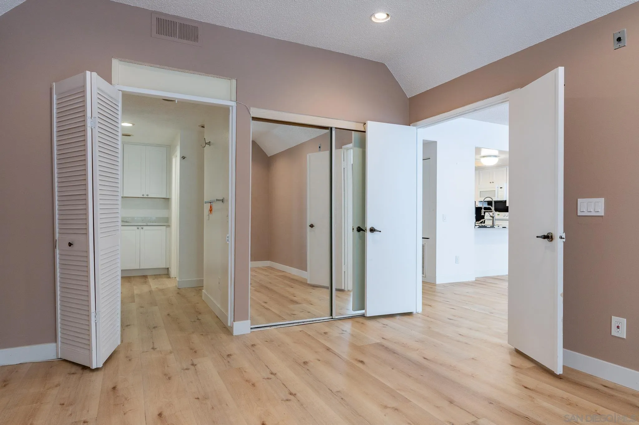 Photo #12: 260014007 Listing: Photo #12