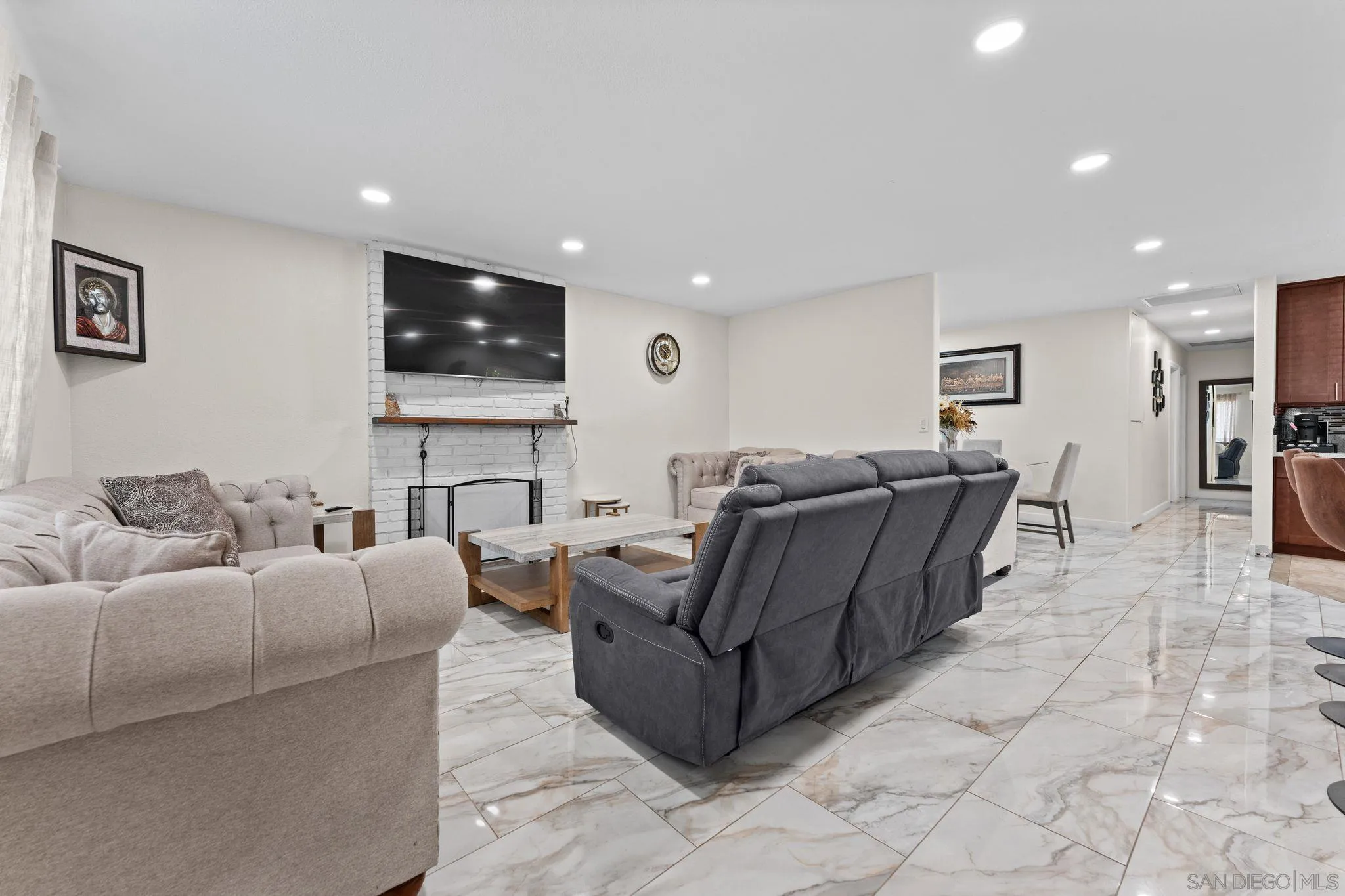 https://cdn.realtyfeed.com/cdn/127/260014011/2c0cdebca2549f5267ccb727c5f68003.webp