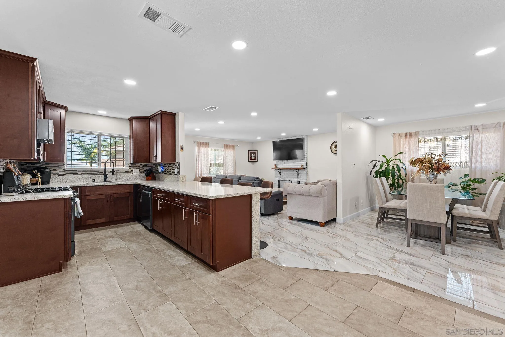 https://cdn.realtyfeed.com/cdn/127/260014011/7c14fae59caec115cc5b184e082a1e25.webp