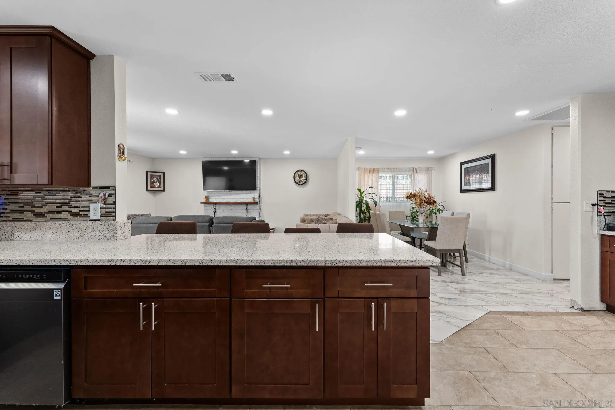 https://cdn.realtyfeed.com/cdn/127/260014011/ef64317d5b5125bf09dc68c9de04c1ea.webp