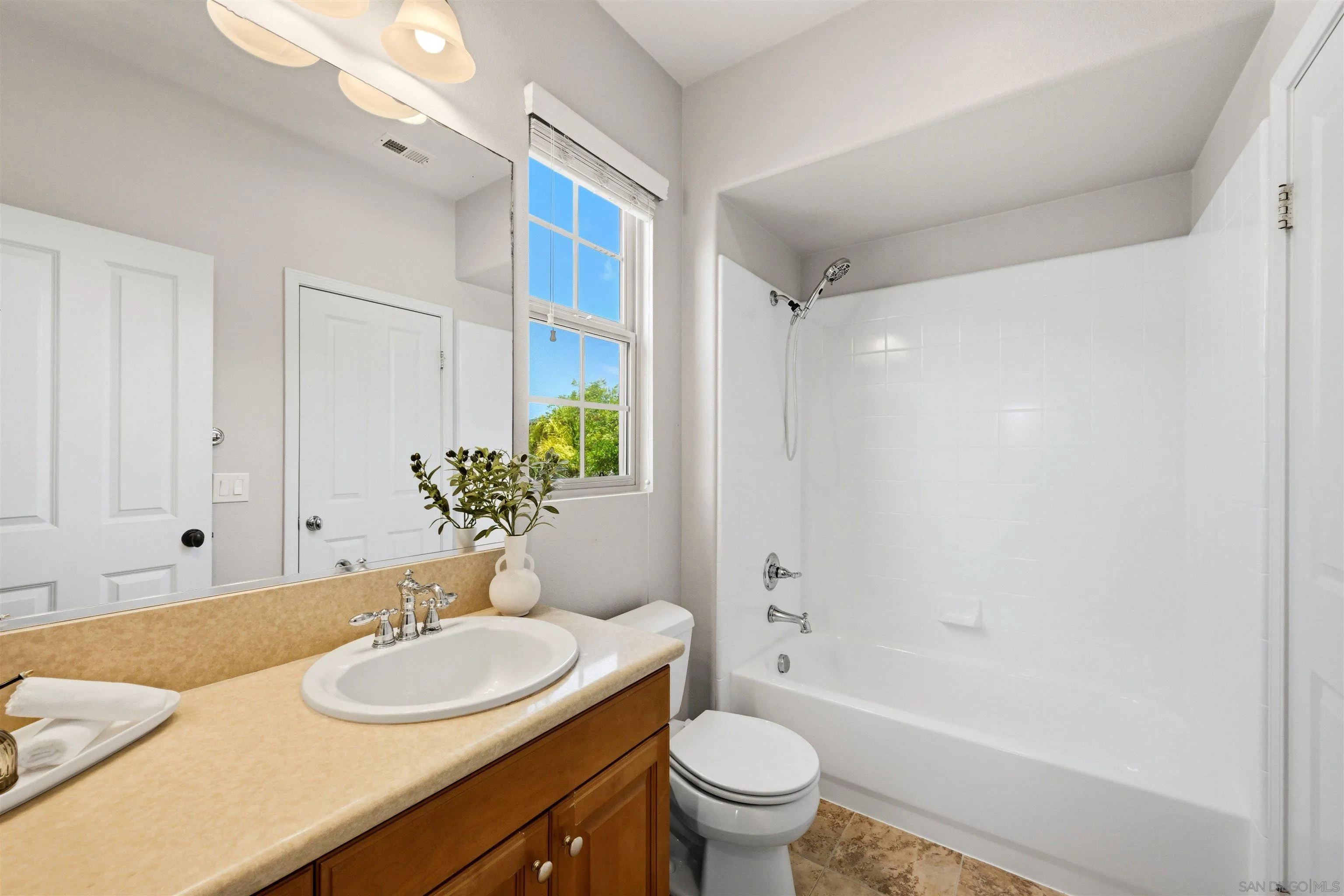 https://cdn.realtyfeed.com/cdn/127/260014013/bbf599f7a4bcec0af2f1a360b0a3668b.webp