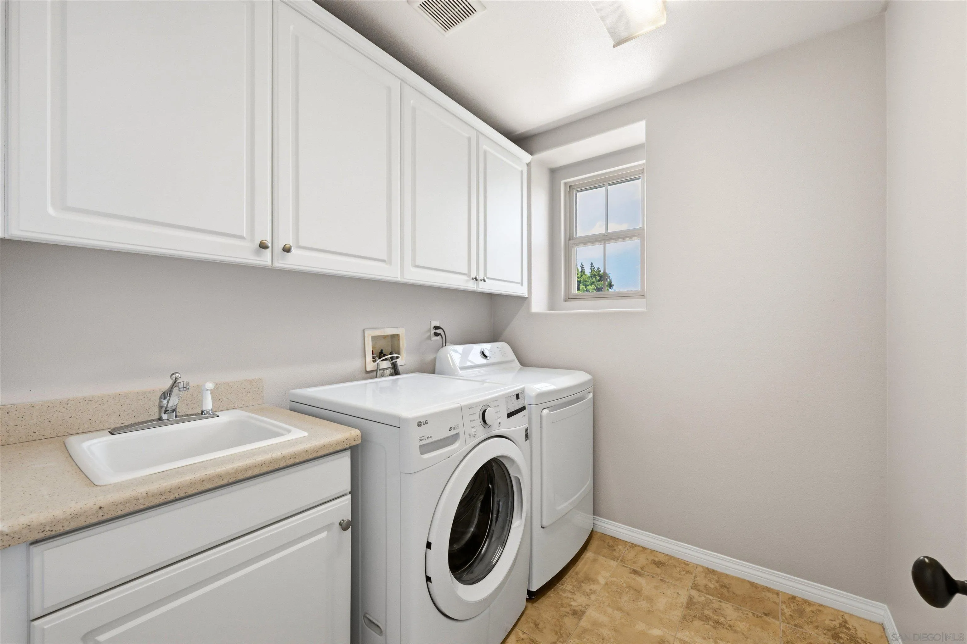 https://cdn.realtyfeed.com/cdn/127/260014013/c18c32641d82032bccfe1d61761d6fa0.webp