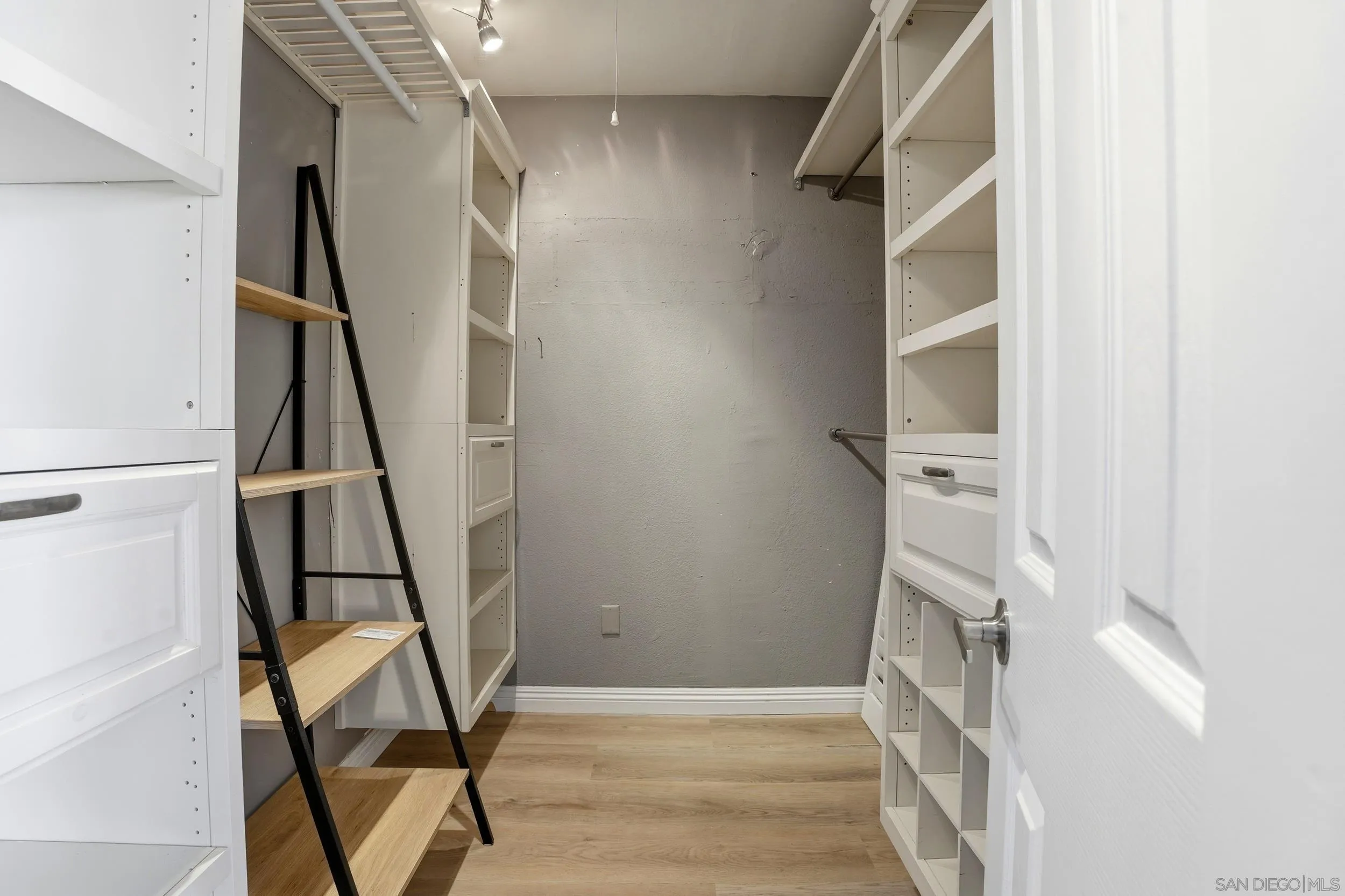 https://cdn.realtyfeed.com/cdn/127/260014024/638a178ad052f93e7d2e0ba62d95ac05.webp