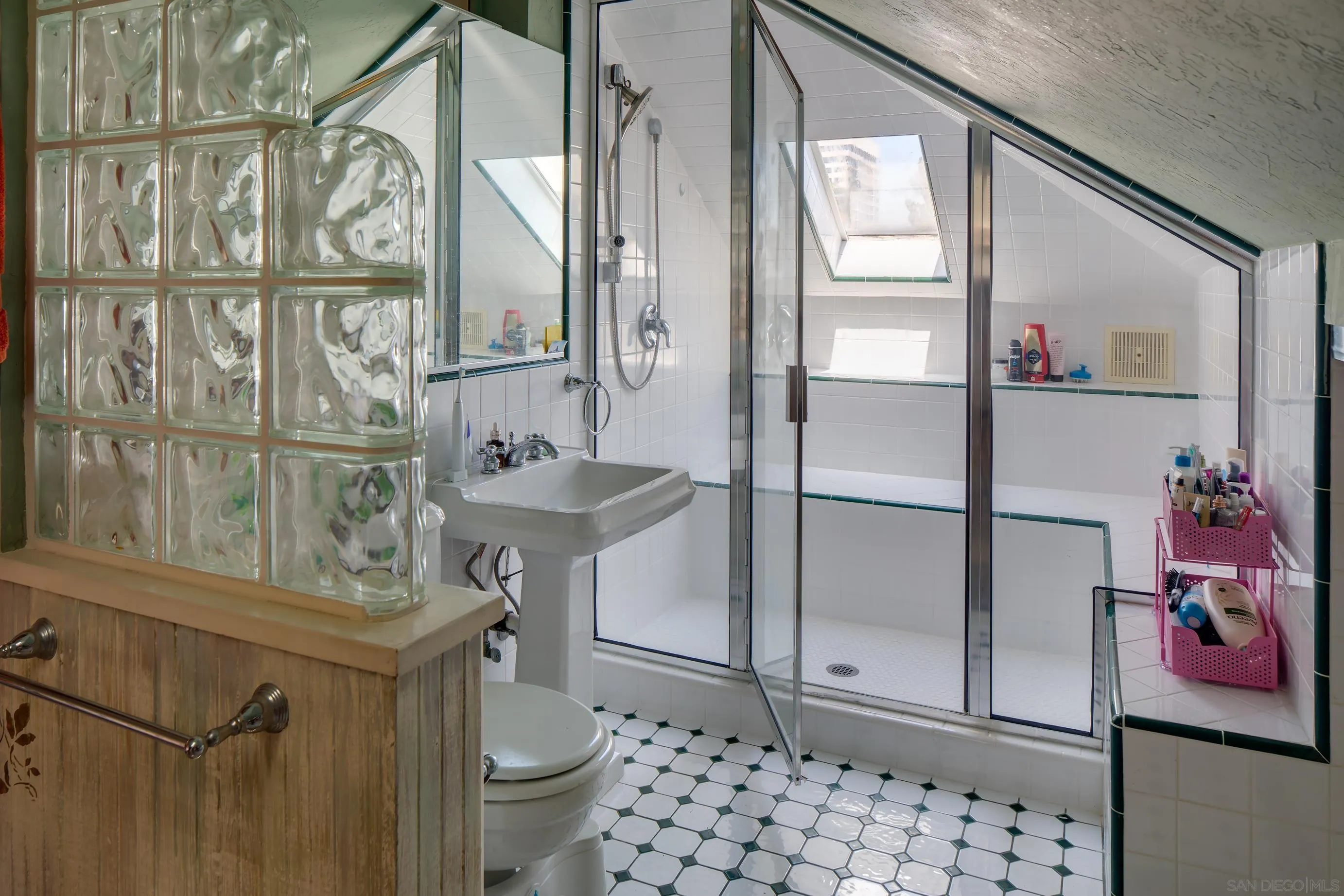 https://cdn.realtyfeed.com/cdn/127/260014030/43dfcd2115d9d8c10cc1c2749c4c4308.webp