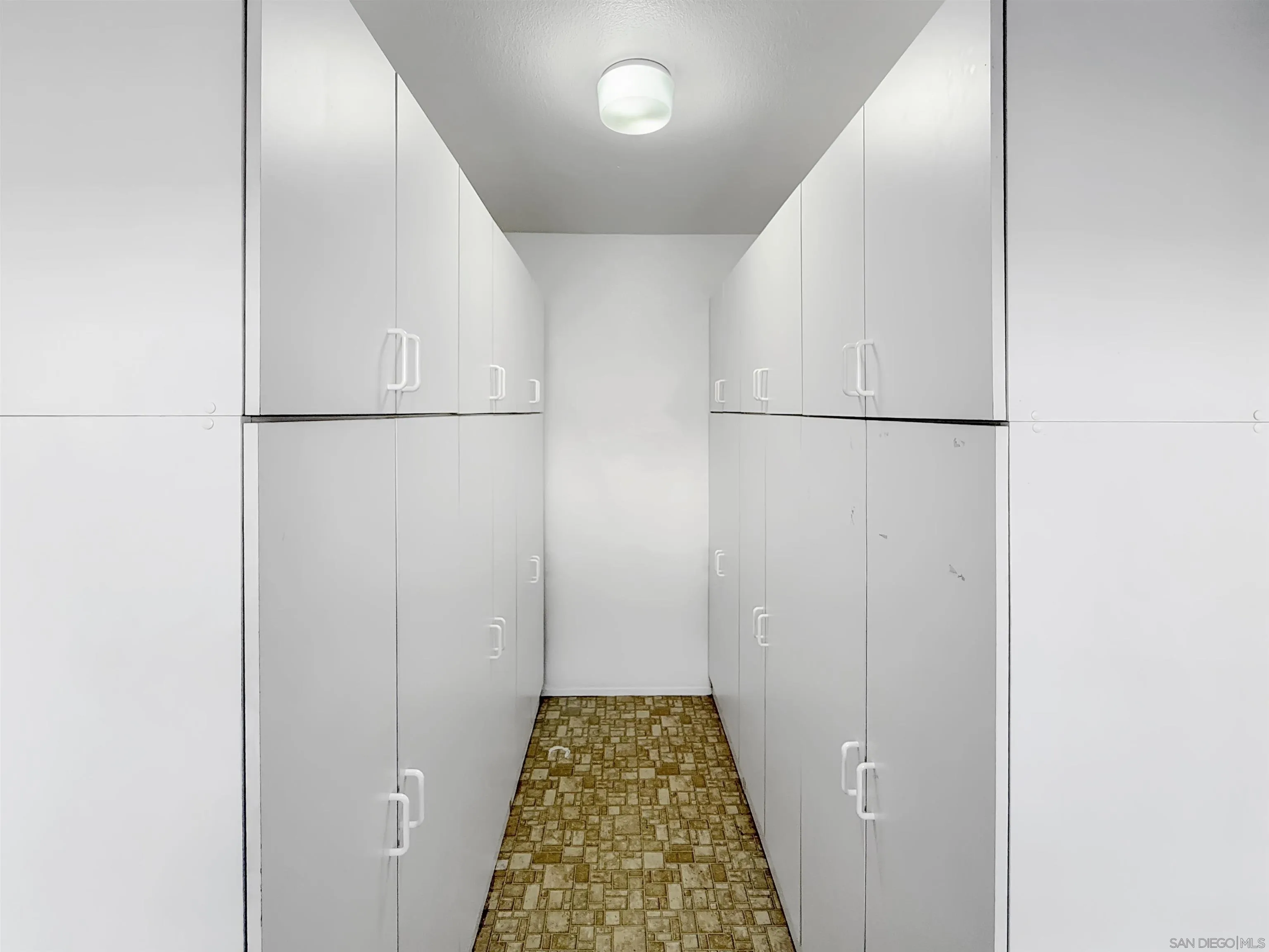 https://cdn.realtyfeed.com/cdn/127/260014031/f8c35461142857e4a27c9f6ffd2bb692.webp