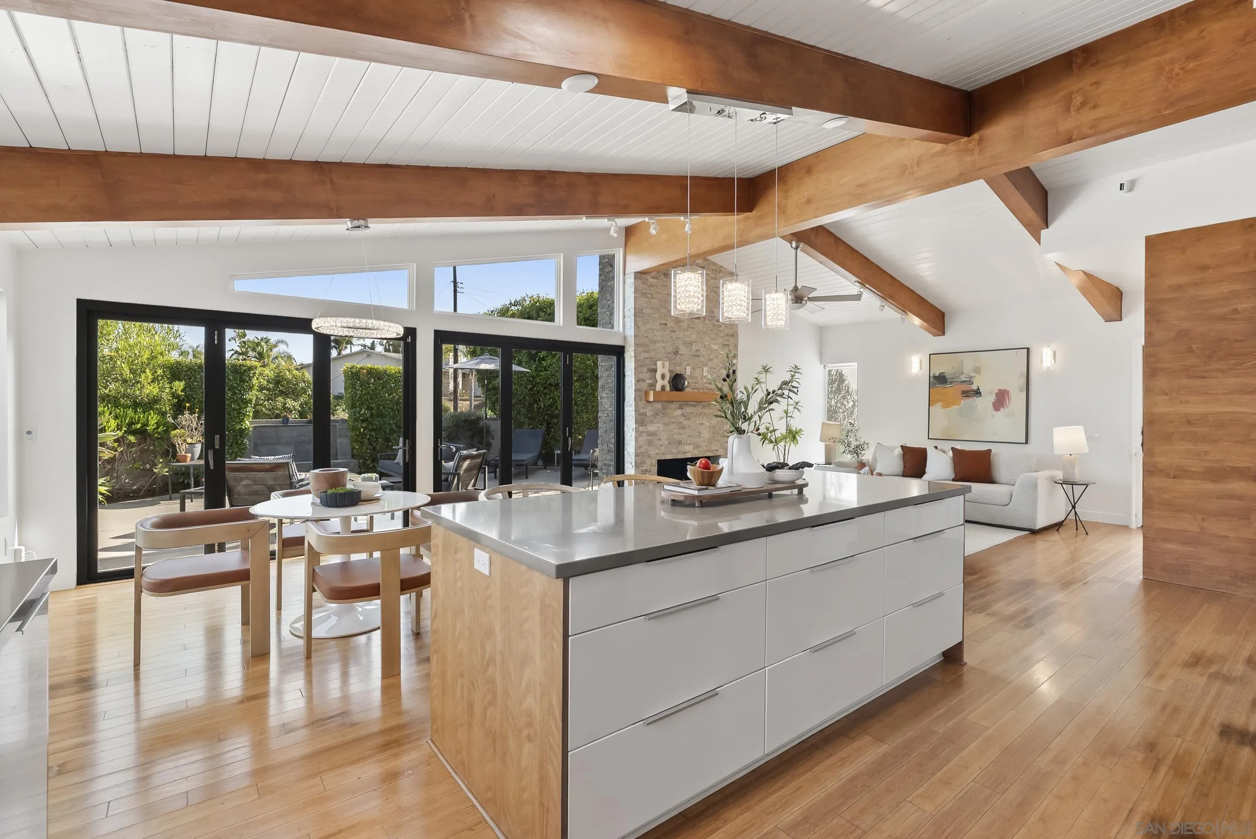 https://cdn.realtyfeed.com/cdn/127/260014033/07ca1661a6383cf456ee555c3371cf79.webp