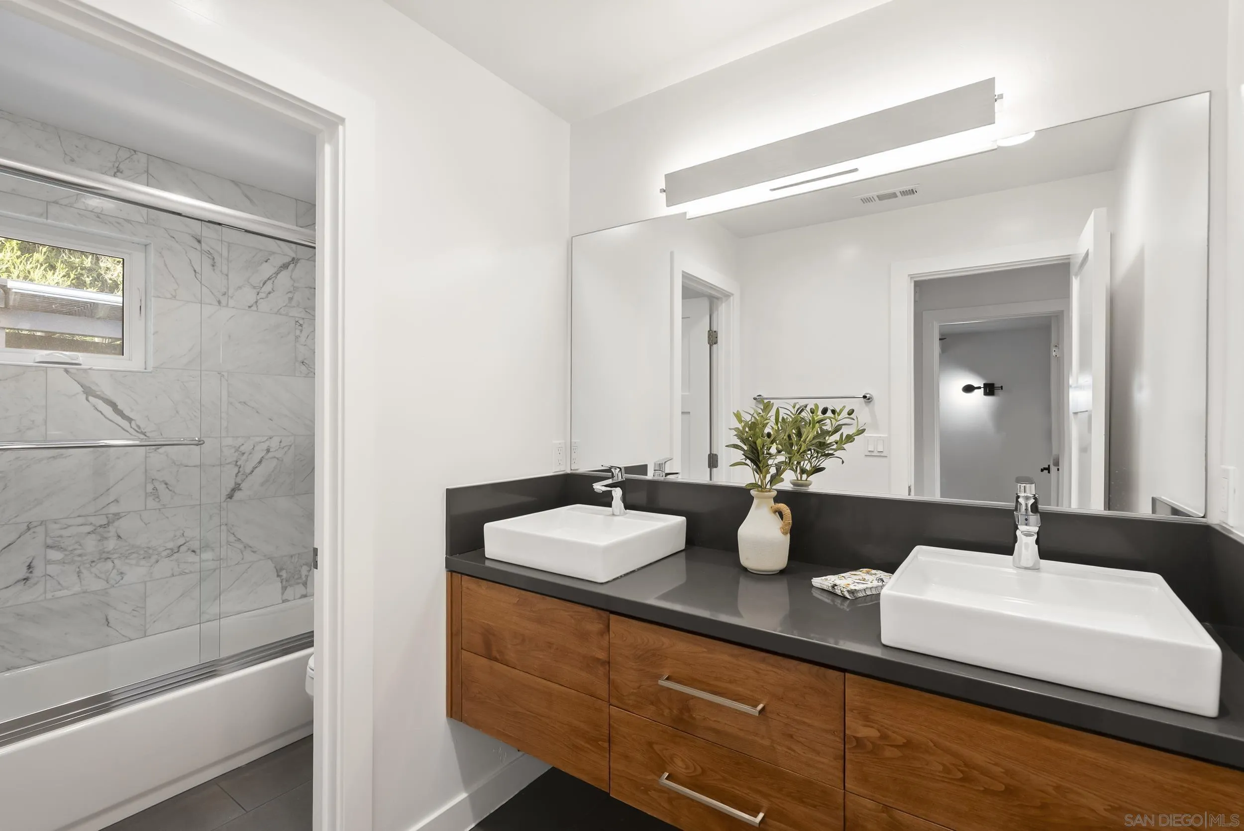 https://cdn.realtyfeed.com/cdn/127/260014033/40fd965bbe6119dfcdd4acc42d4fcccb.webp