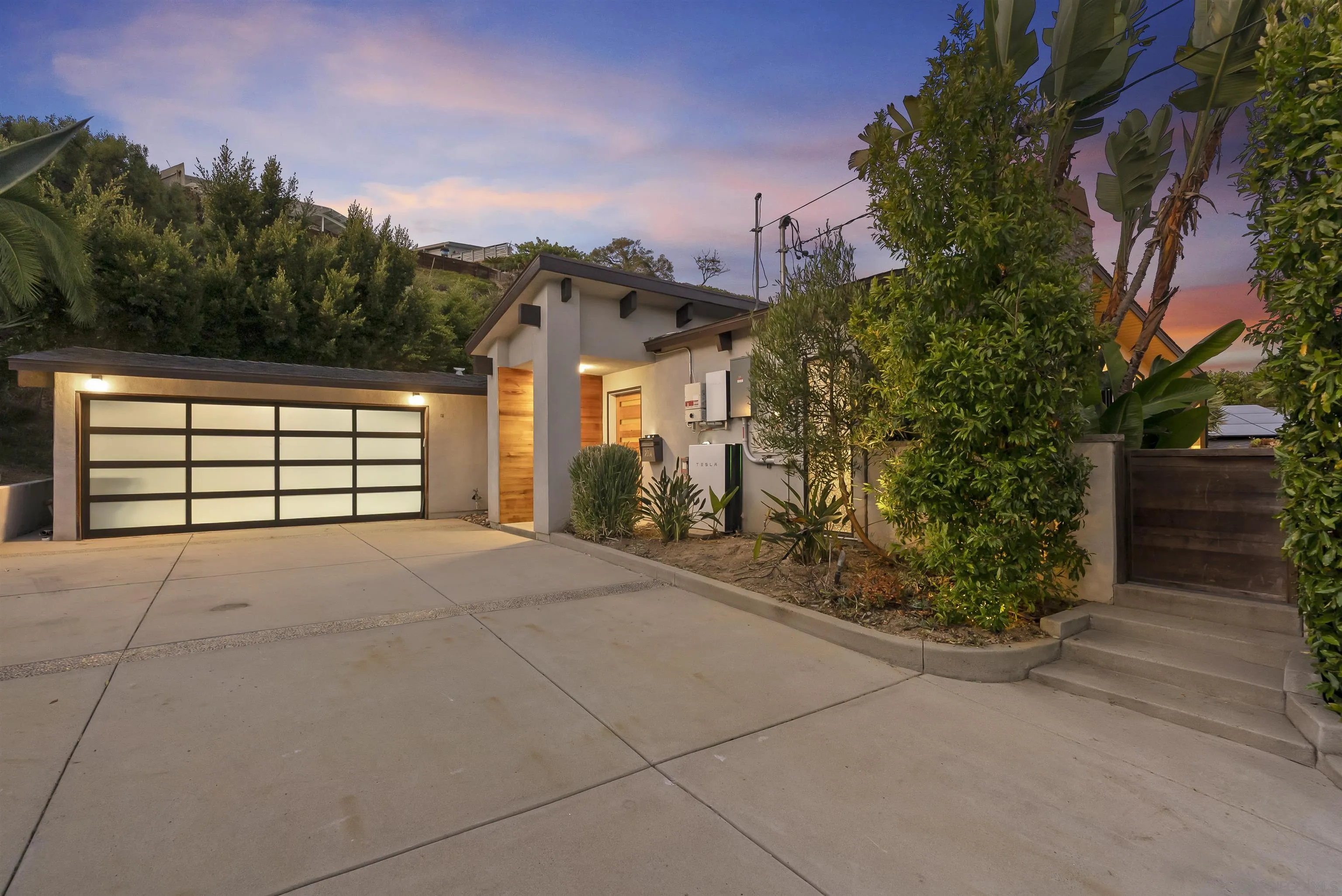 https://cdn.realtyfeed.com/cdn/127/260014033/8b7f15702021d33e4229c5ee5eb8c3b2.webp