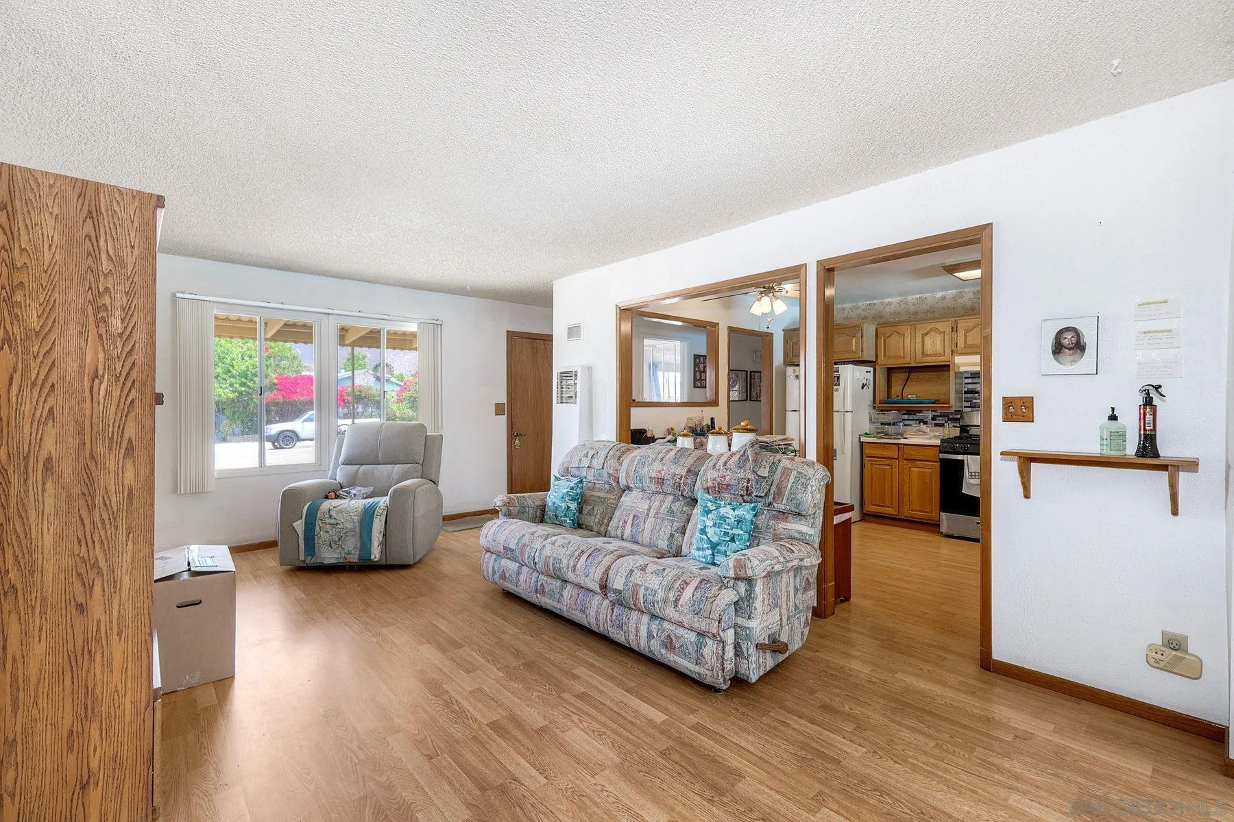 https://cdn.realtyfeed.com/cdn/127/260014043/a1d130de4d967b2886594237f341dbe7.webp