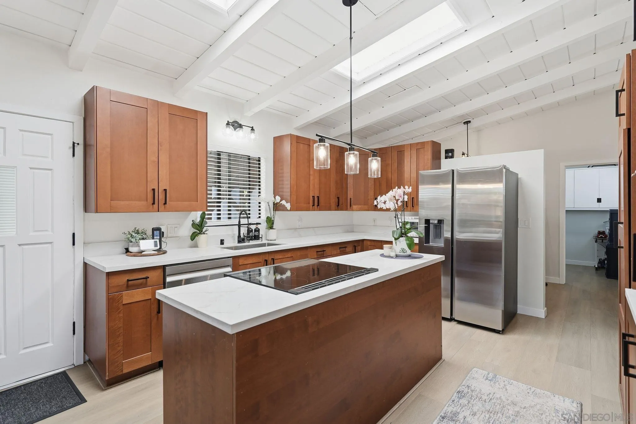 https://cdn.realtyfeed.com/cdn/127/260014051/42bfb1ecf9fbb73343b5770071fa8703.webp
