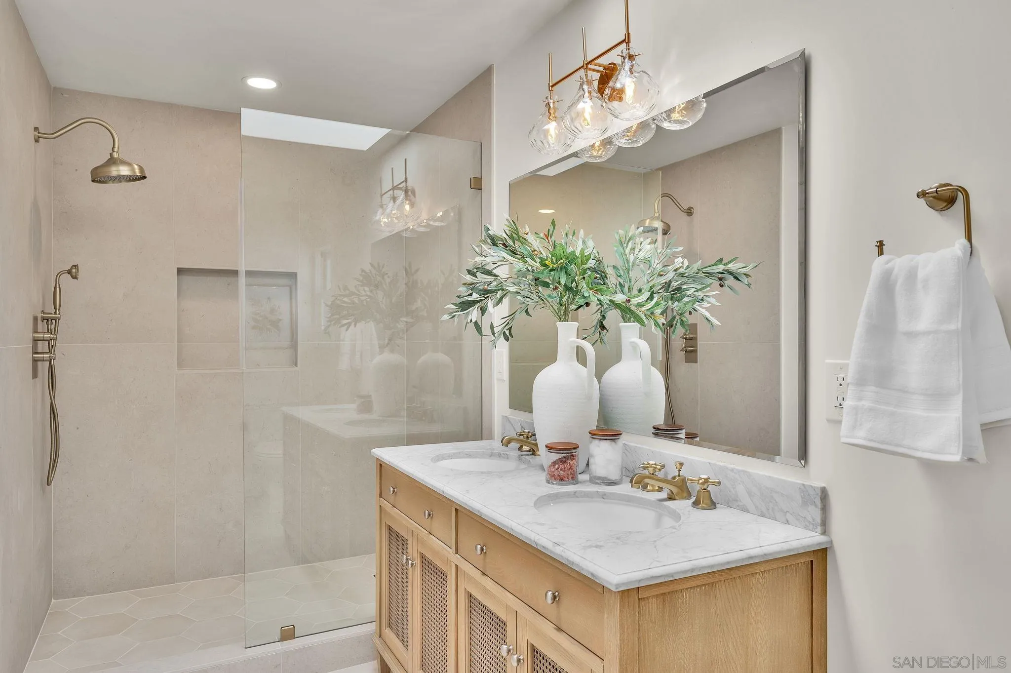 https://cdn.realtyfeed.com/cdn/127/260014080/bccbcf7774715d5b1930fb9ae13a495e.webp