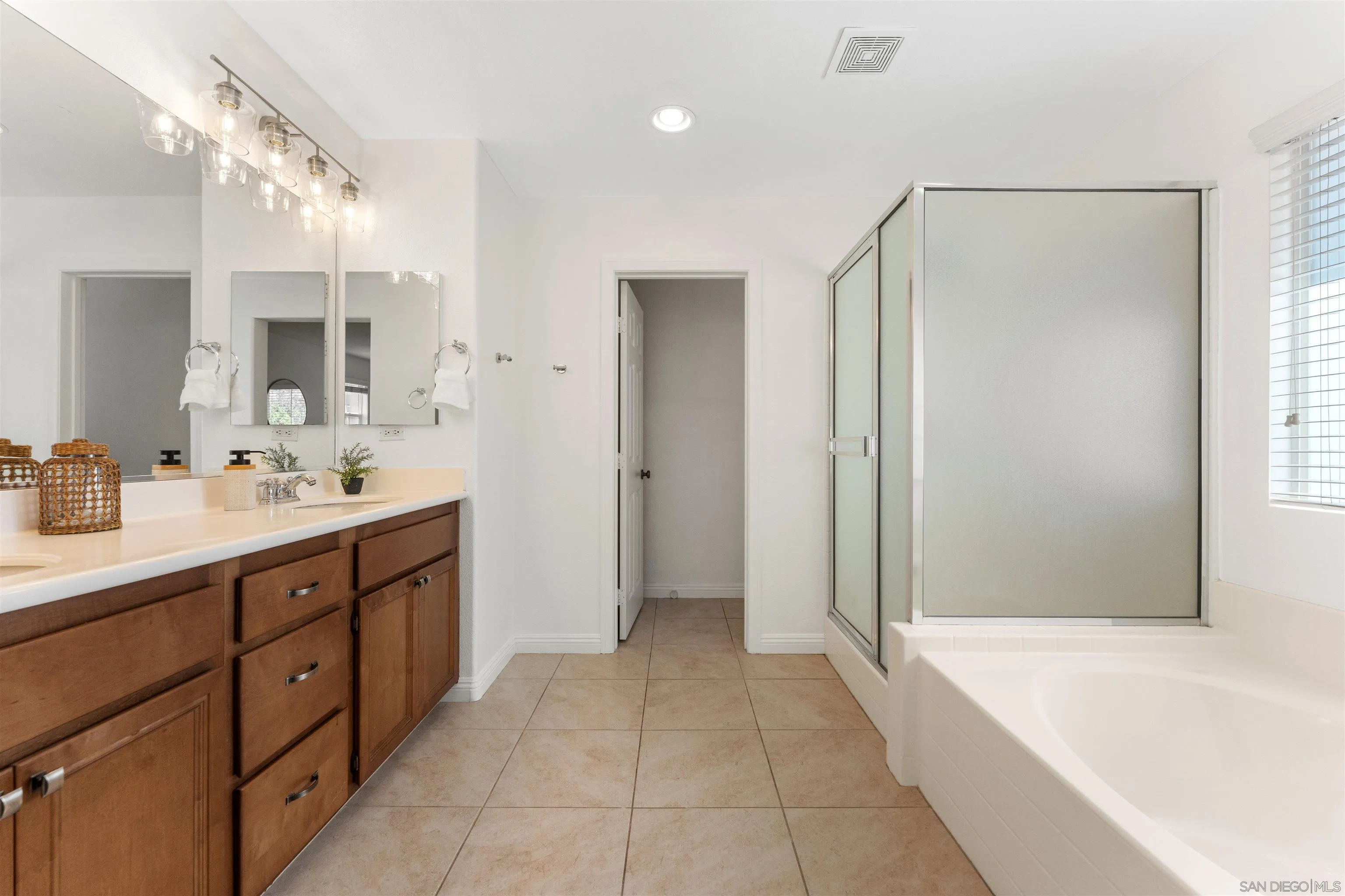 https://cdn.realtyfeed.com/cdn/127/260014082/bdd12097bf1e3e6be91504fcdbc29f31.webp