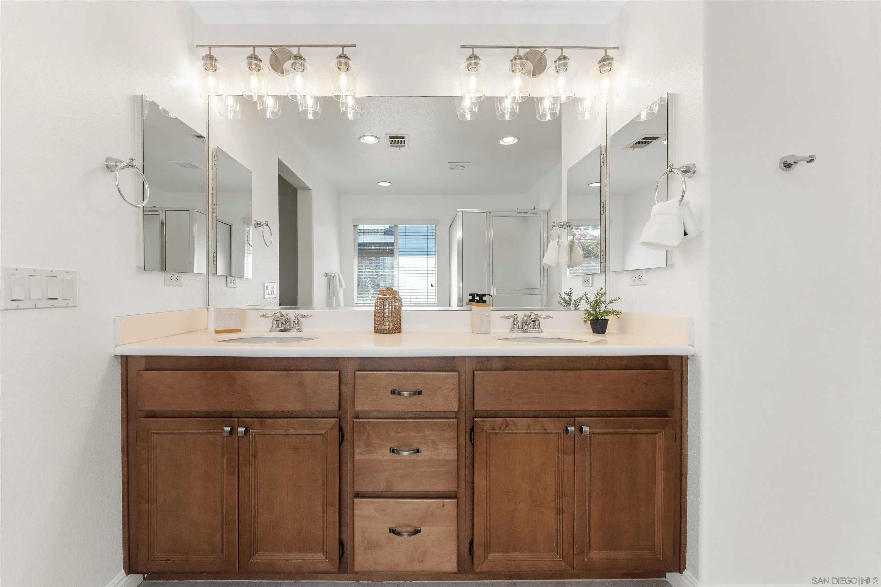 https://cdn.realtyfeed.com/cdn/127/260014082/d57a6e1b98c870e5ca6242f9cd2e34cf.webp
