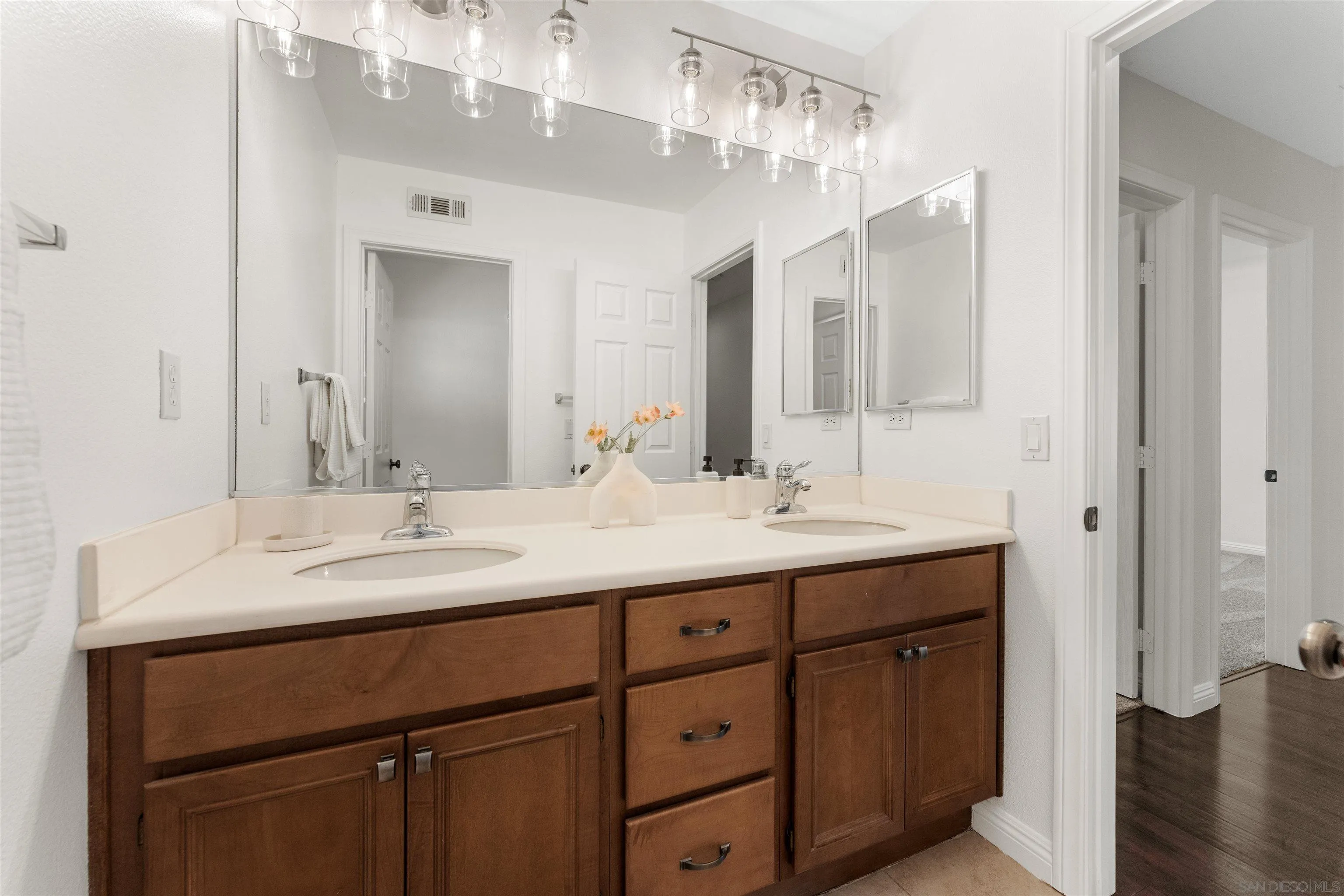 https://cdn.realtyfeed.com/cdn/127/260014082/fbf136282287af5ef318493c1d76adc7.webp
