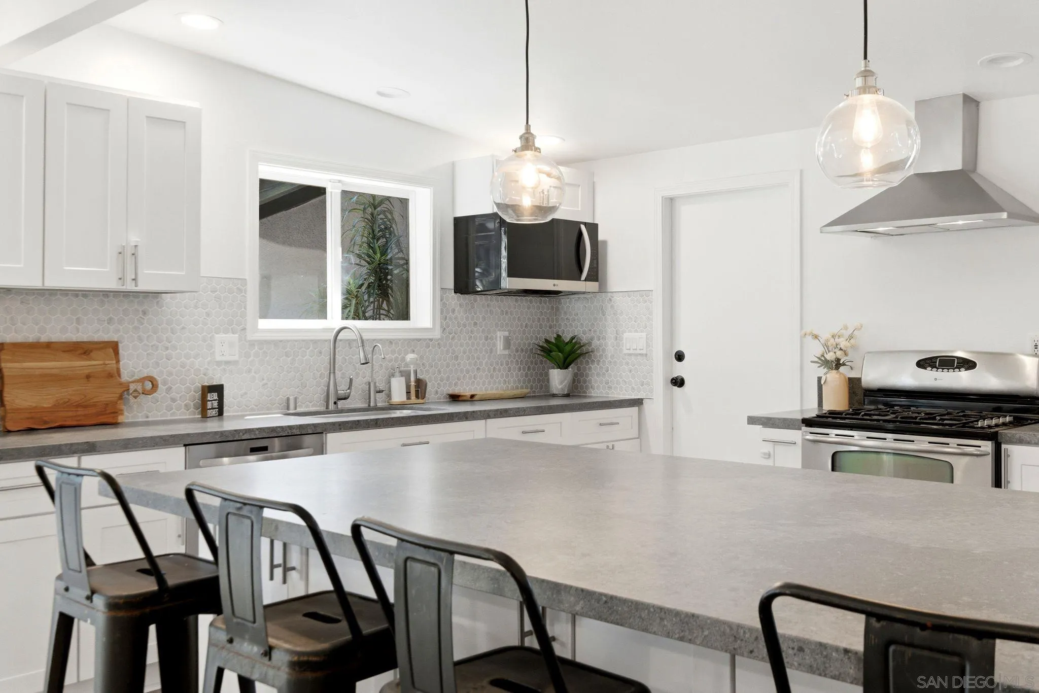 https://cdn.realtyfeed.com/cdn/127/260014083/f1e24993e5e5c011ebe238b242177442.webp