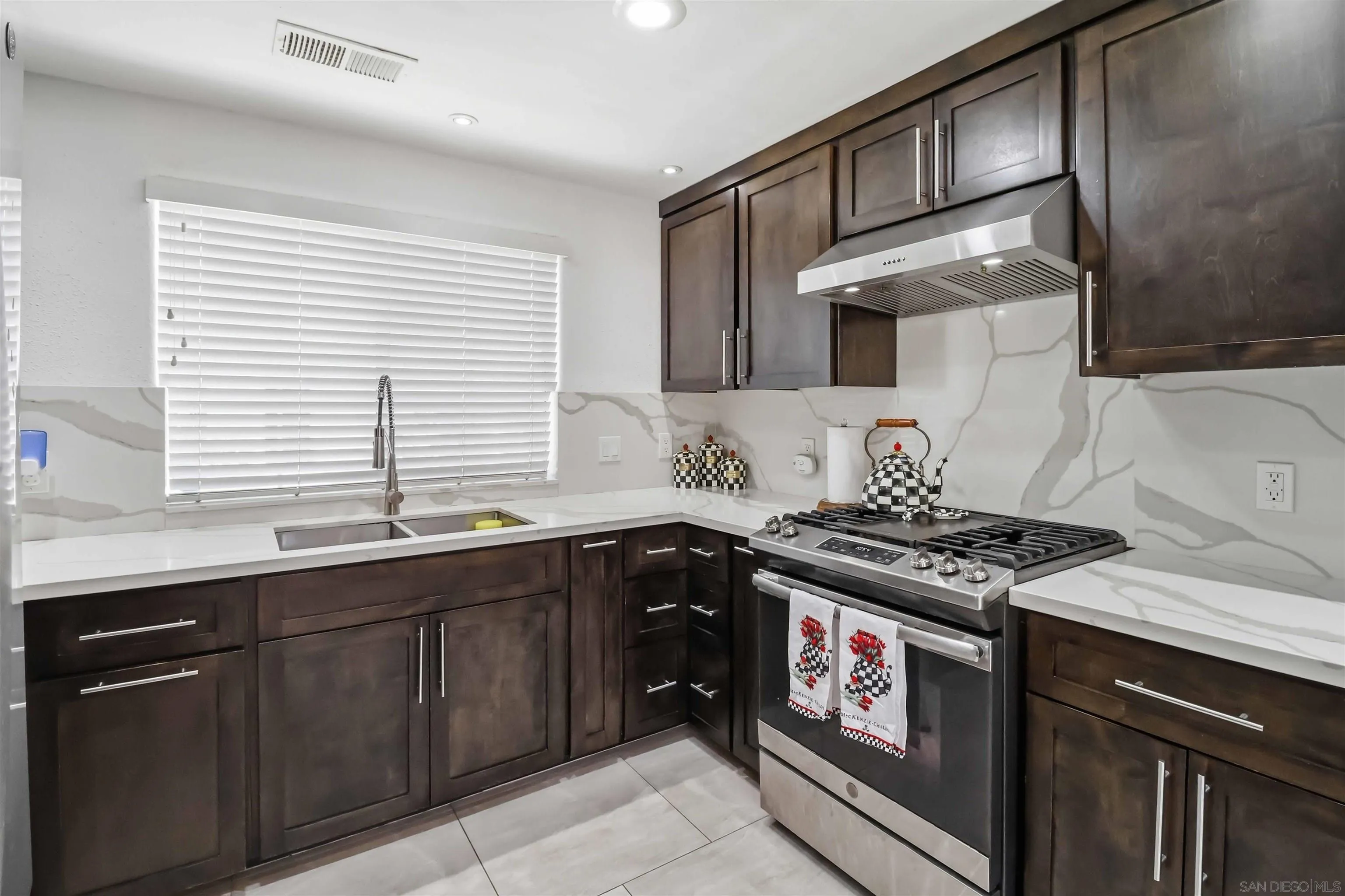 https://cdn.realtyfeed.com/cdn/127/260014085/38ee1541f89cc7269a7fbbb73a6c1a7e.webp