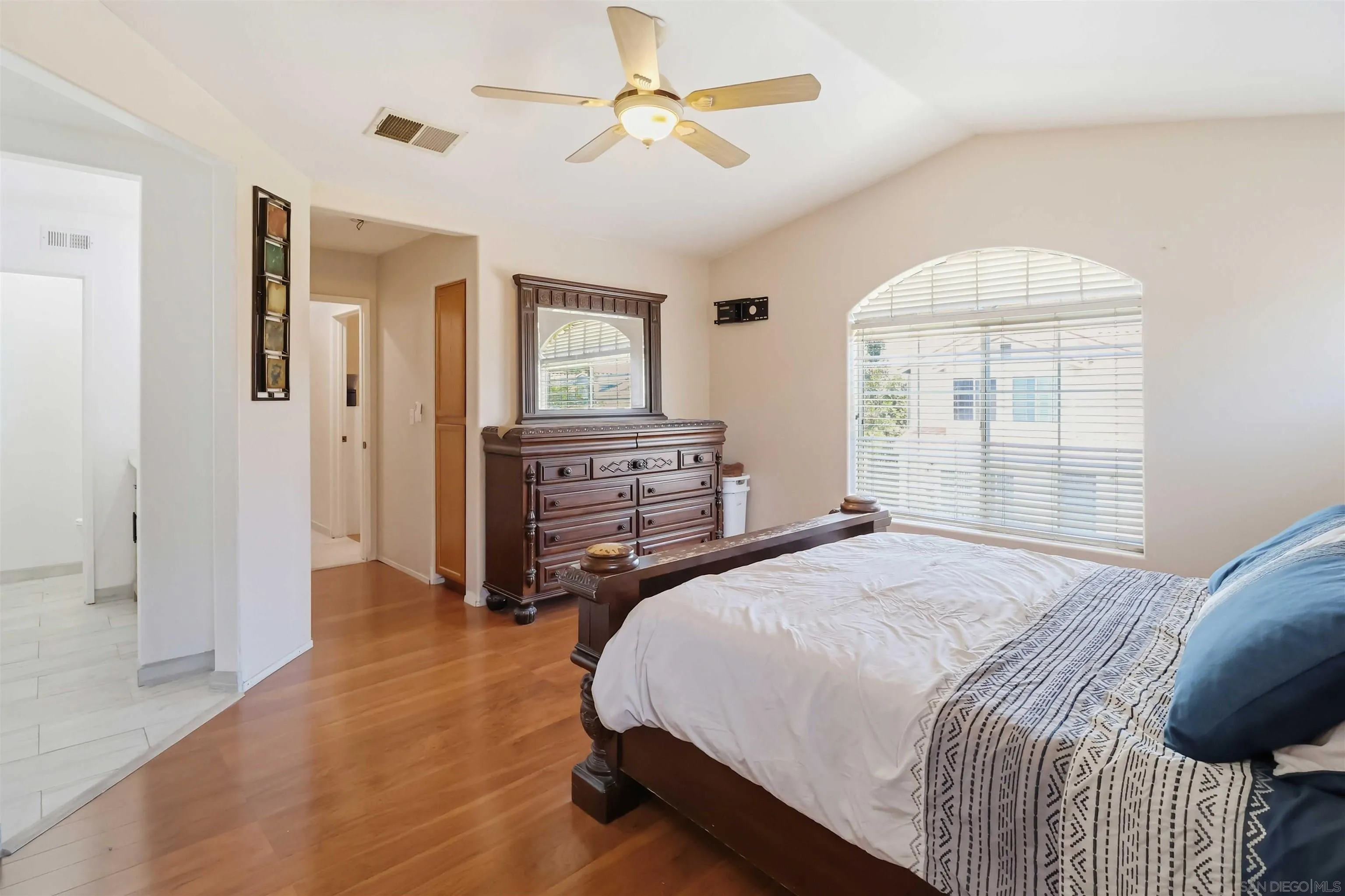 https://cdn.realtyfeed.com/cdn/127/260014085/bf334577035a9e7c7be575184eef2c36.webp