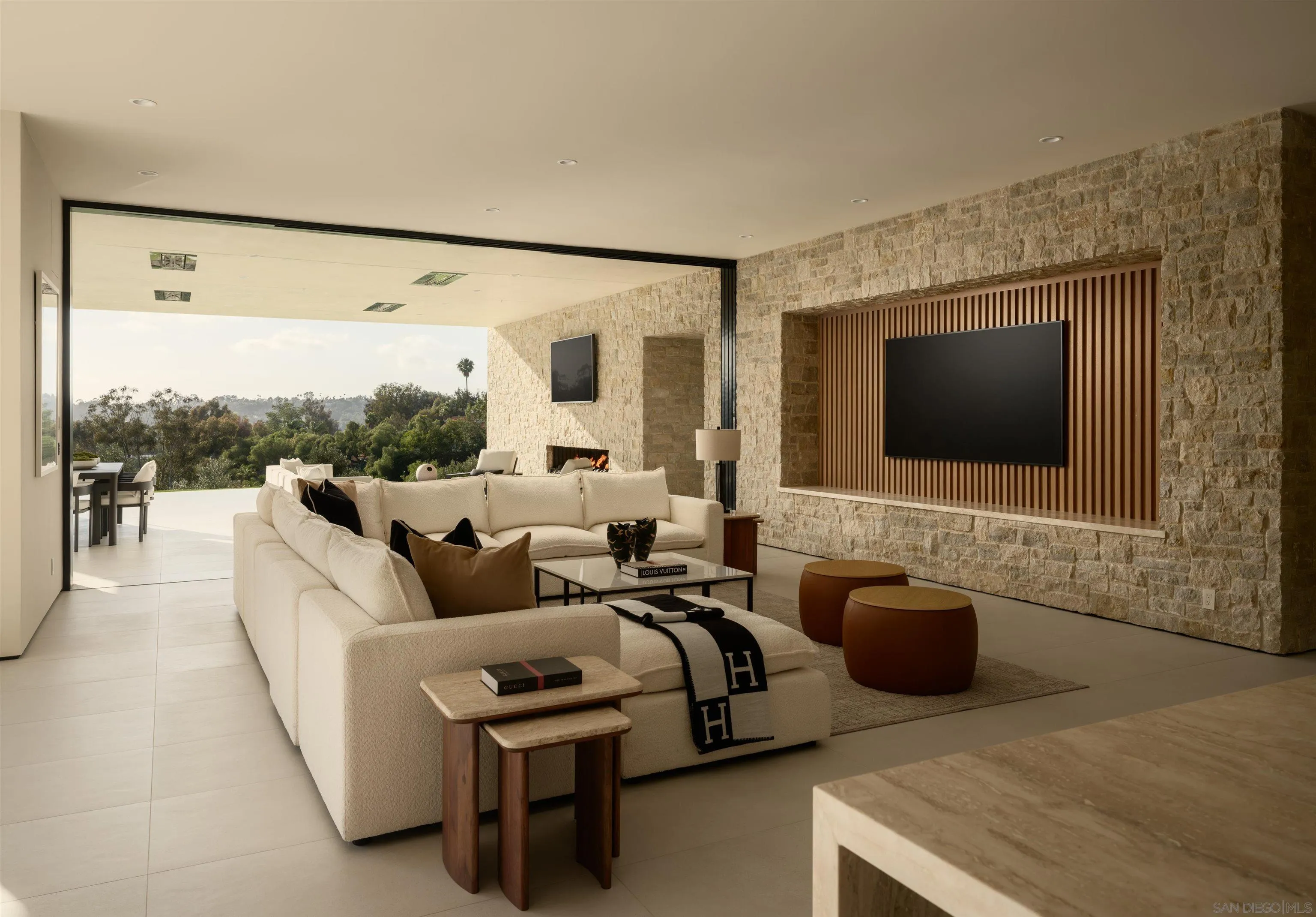 https://cdn.realtyfeed.com/cdn/127/260014089/22eed129fe62c052673cd0edd808e9c5.webp