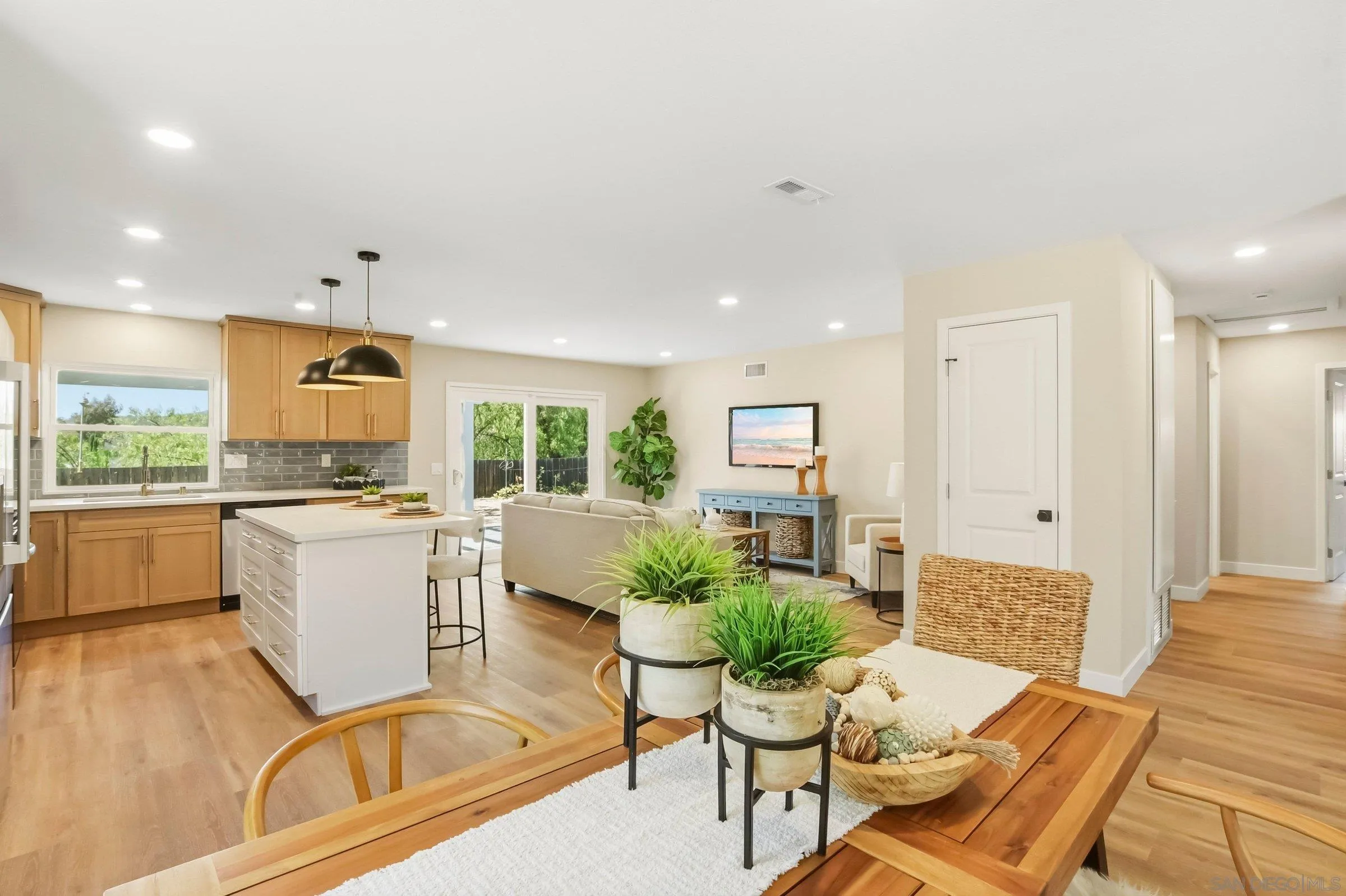 https://cdn.realtyfeed.com/cdn/127/260014090/c37839f2f8b825ad6f48acb53f4c8a8e.webp