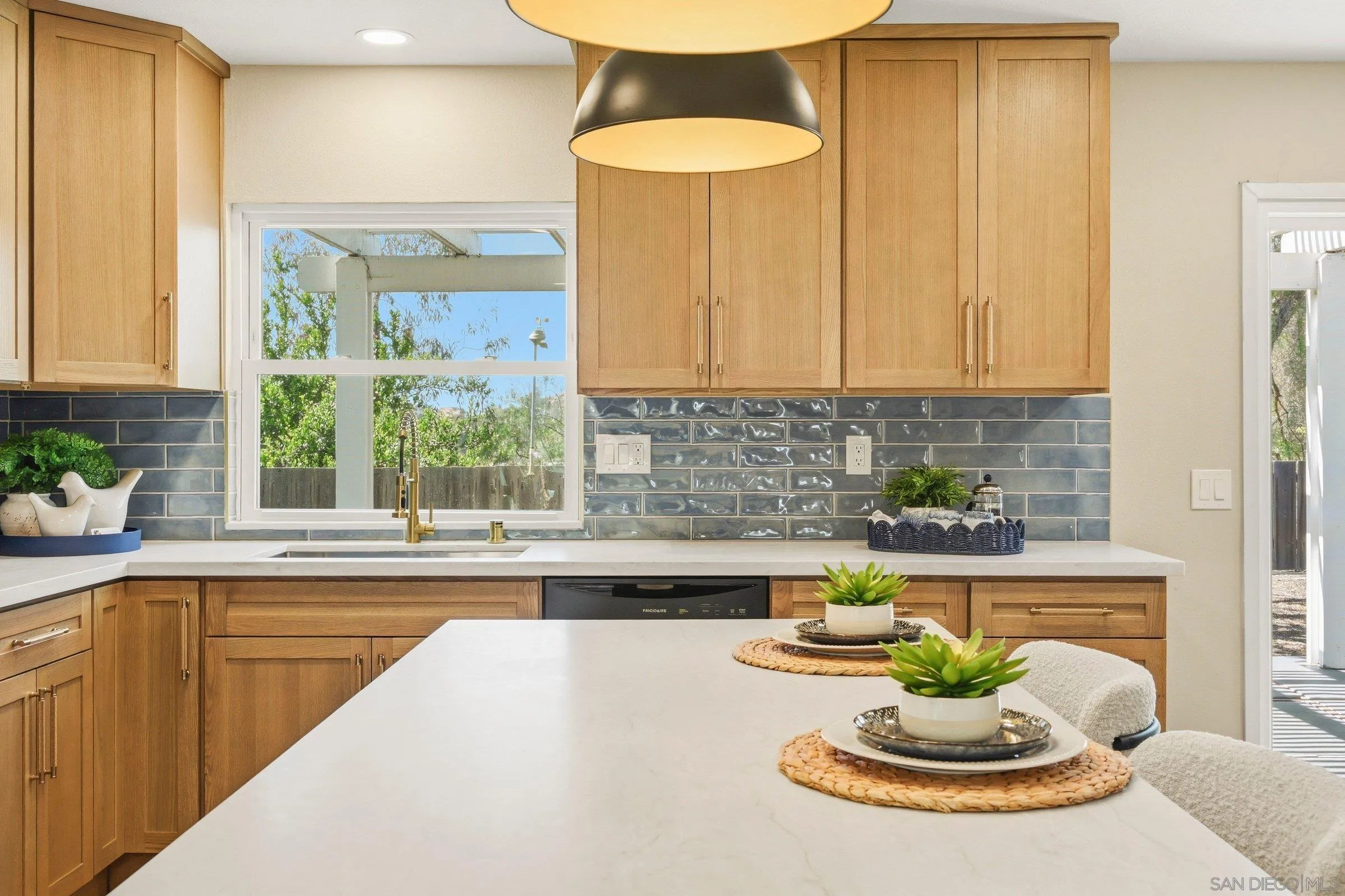 https://cdn.realtyfeed.com/cdn/127/260014090/db8fc34bf5da4eb91d87cd4aba3e5a85.webp