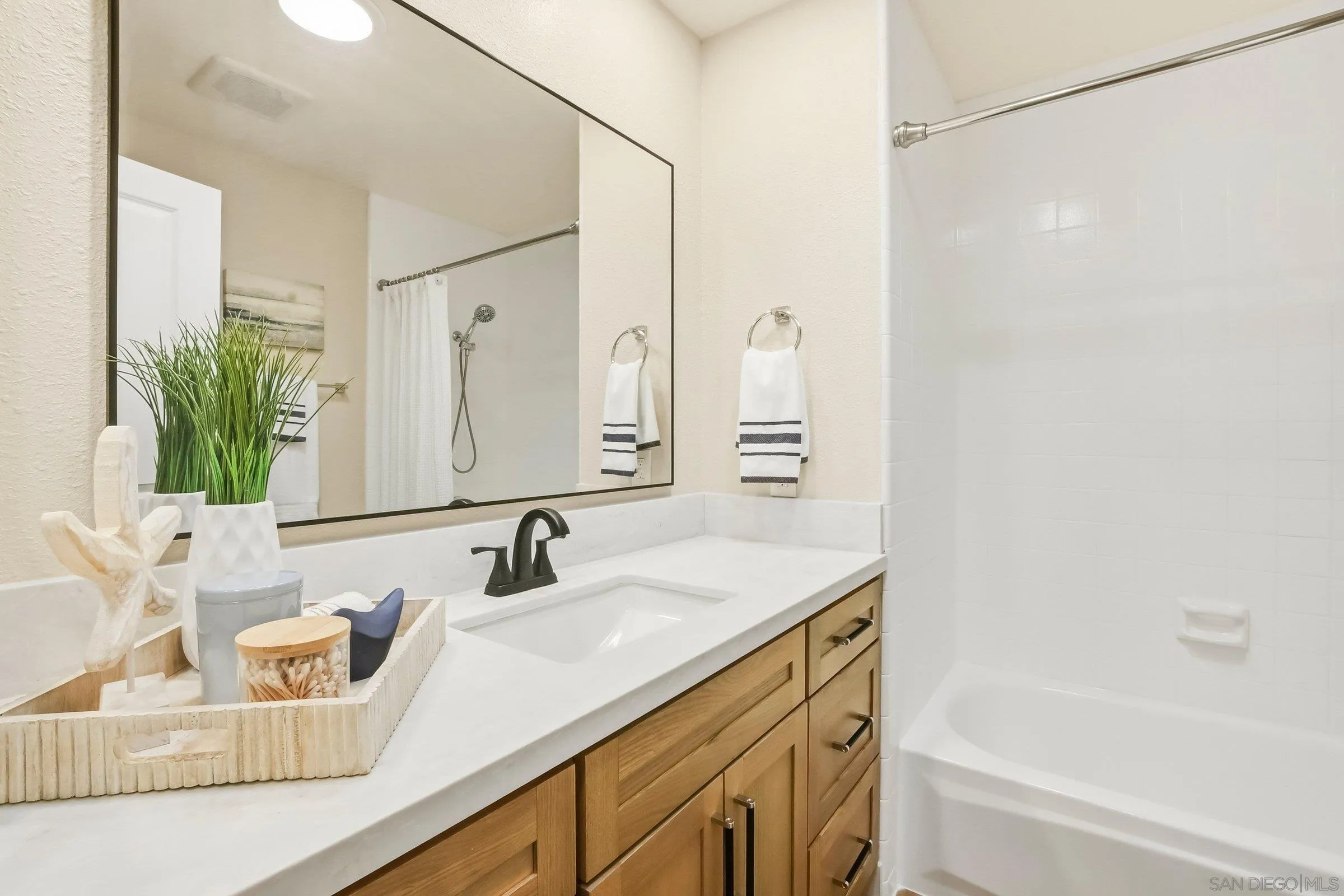 https://cdn.realtyfeed.com/cdn/127/260014090/e13d7b0adfb07cd4f4312c6513a10634.webp