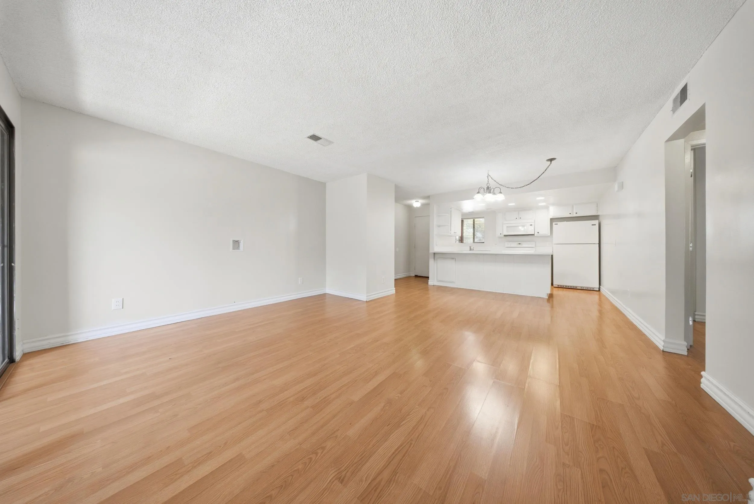 Photo #4: 260014107 Listing: Photo #4