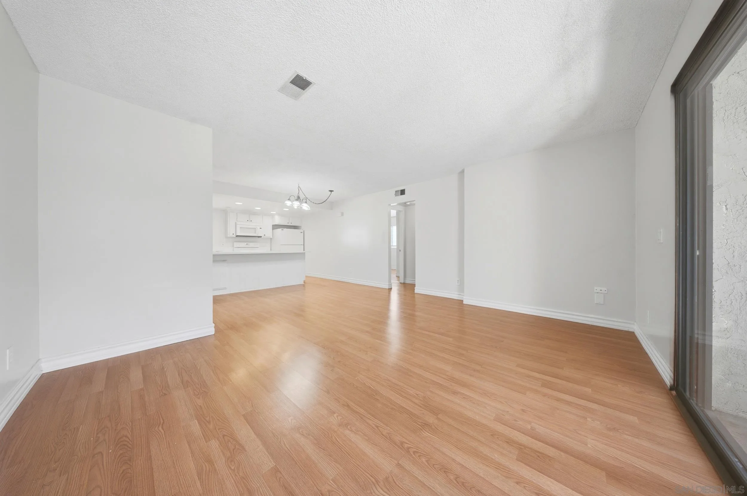 Photo #7: 260014107 Listing: Photo #7