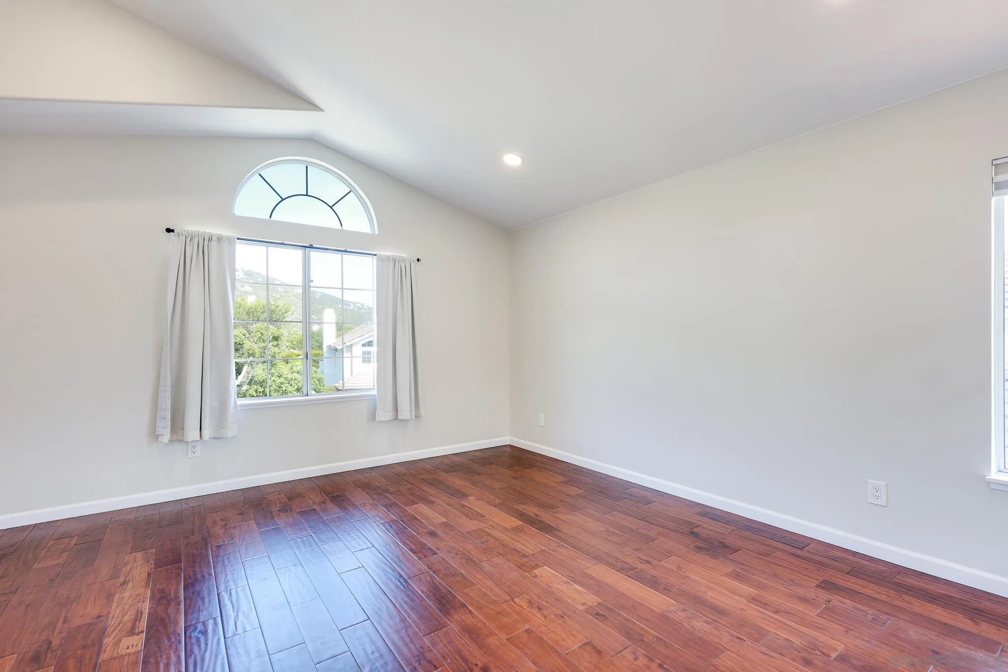 https://cdn.realtyfeed.com/cdn/127/260014128/726ee19242aa2b569be299591bfdd4a3.webp