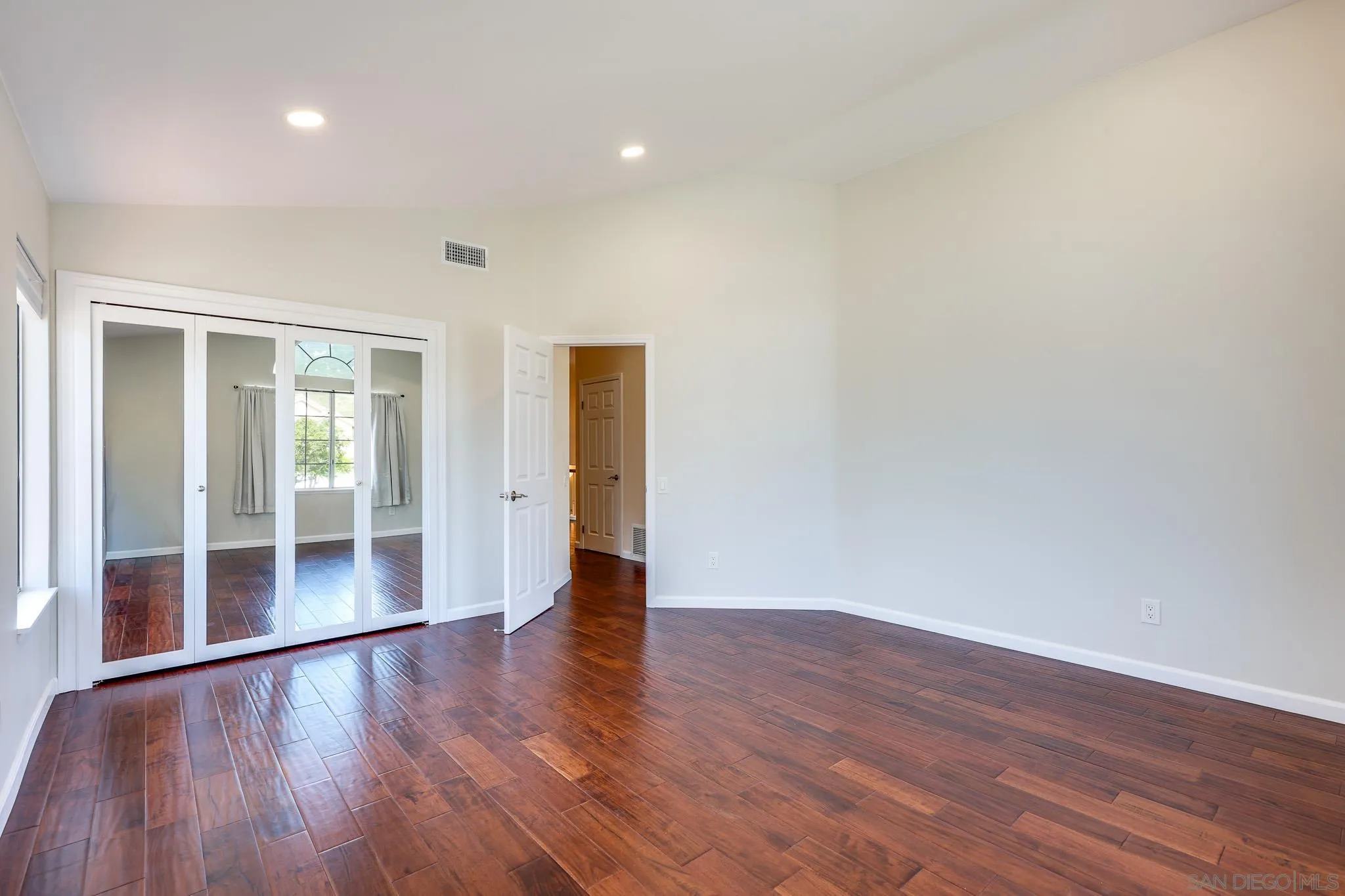 https://cdn.realtyfeed.com/cdn/127/260014128/b7528272016878288e09d1be419236bc.webp