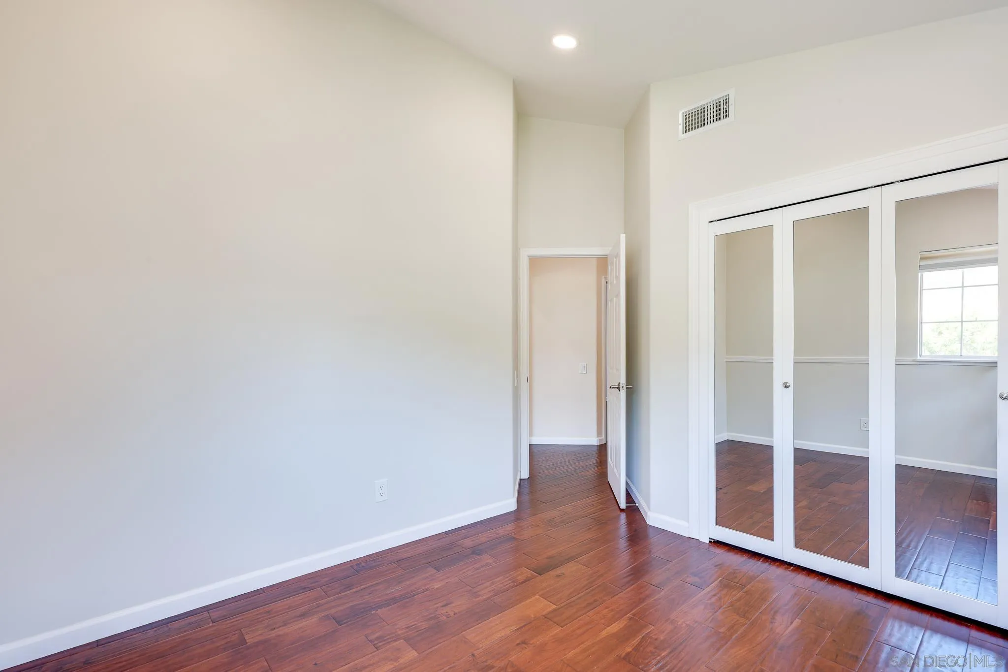 https://cdn.realtyfeed.com/cdn/127/260014128/be1e3858d30e9447272a3e462aaaa8e5.webp
