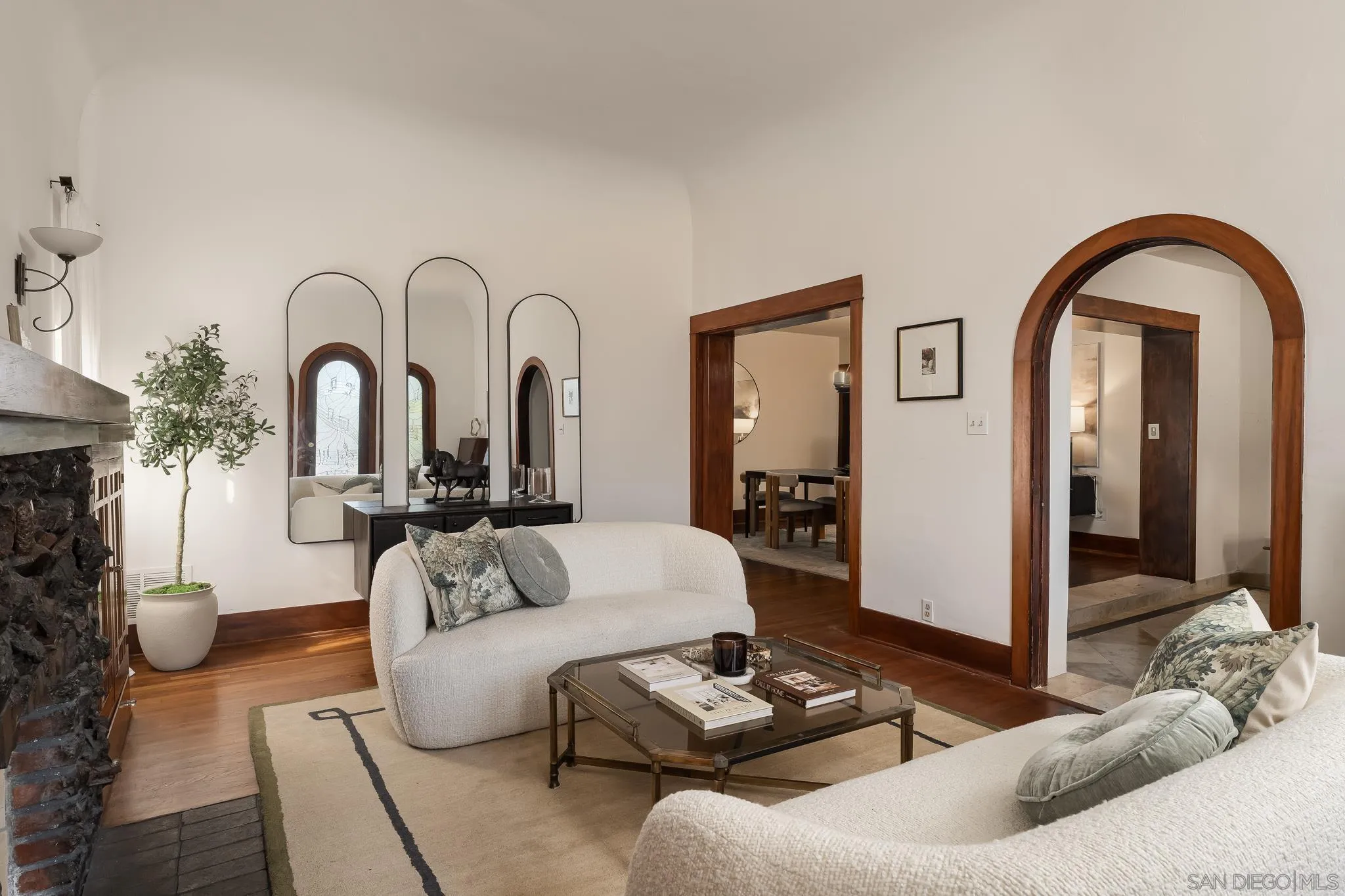 https://cdn.realtyfeed.com/cdn/127/260014136/416b839470774e859b423cff155be3a9.webp