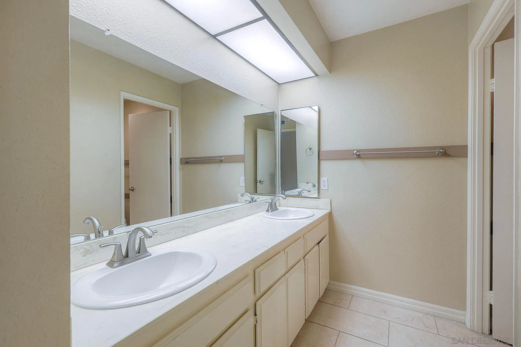 https://cdn.realtyfeed.com/cdn/127/260014146/b71571bc88586ebc86108ee4972c3c94.webp