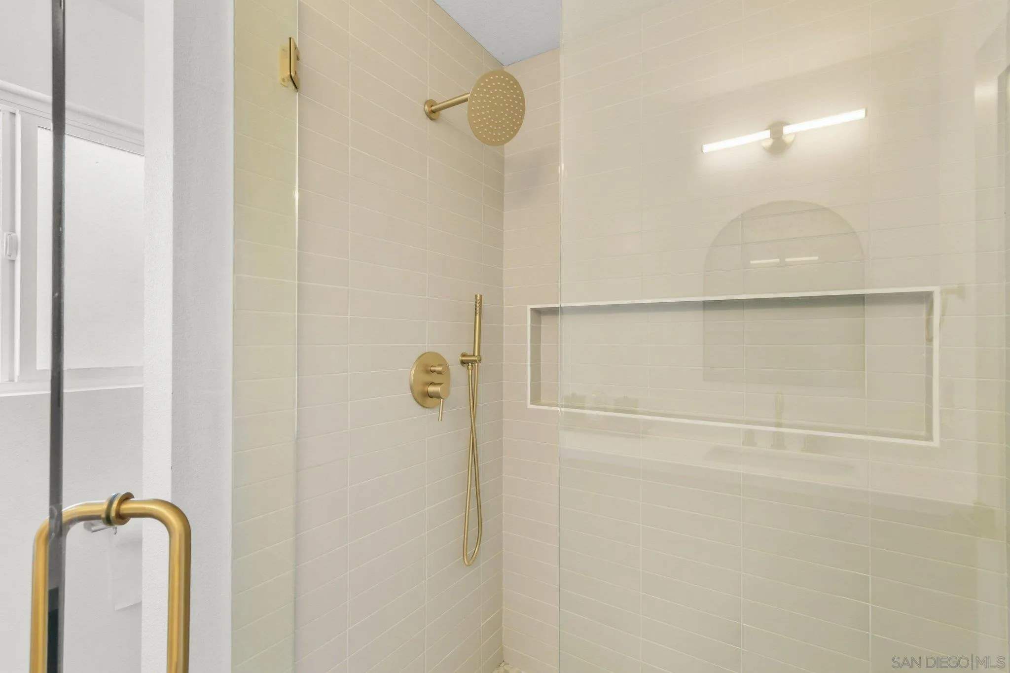 https://cdn.realtyfeed.com/cdn/127/260014147/38a3494c7a4cfd446e78ef8834badf06.webp