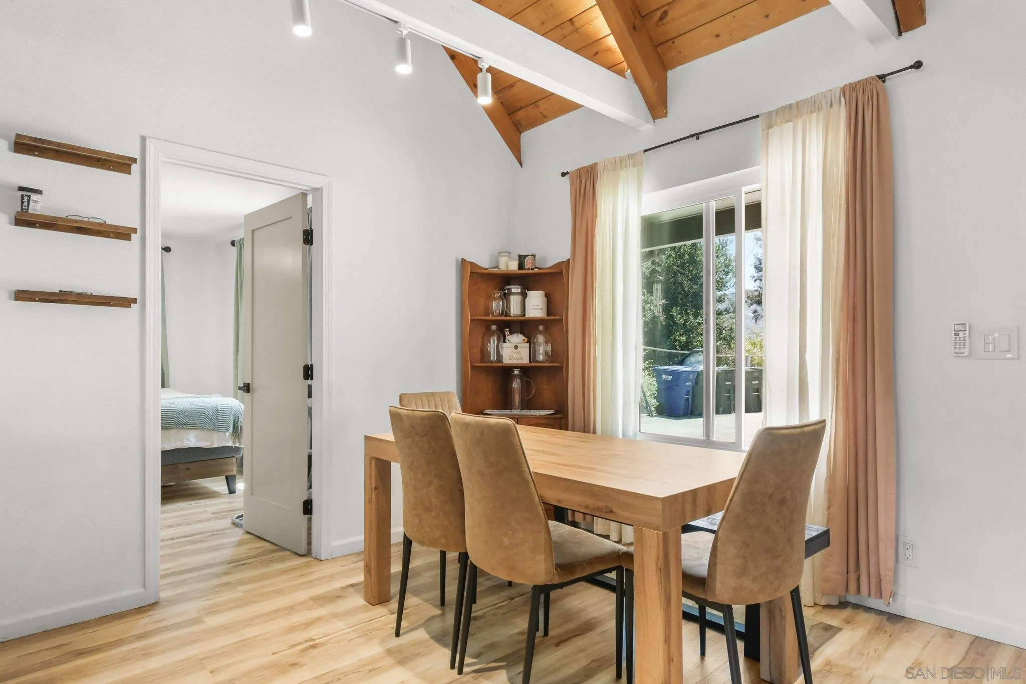 https://cdn.realtyfeed.com/cdn/127/260014147/74d78a5ab39559e9c312a4c6786dcd3d.webp