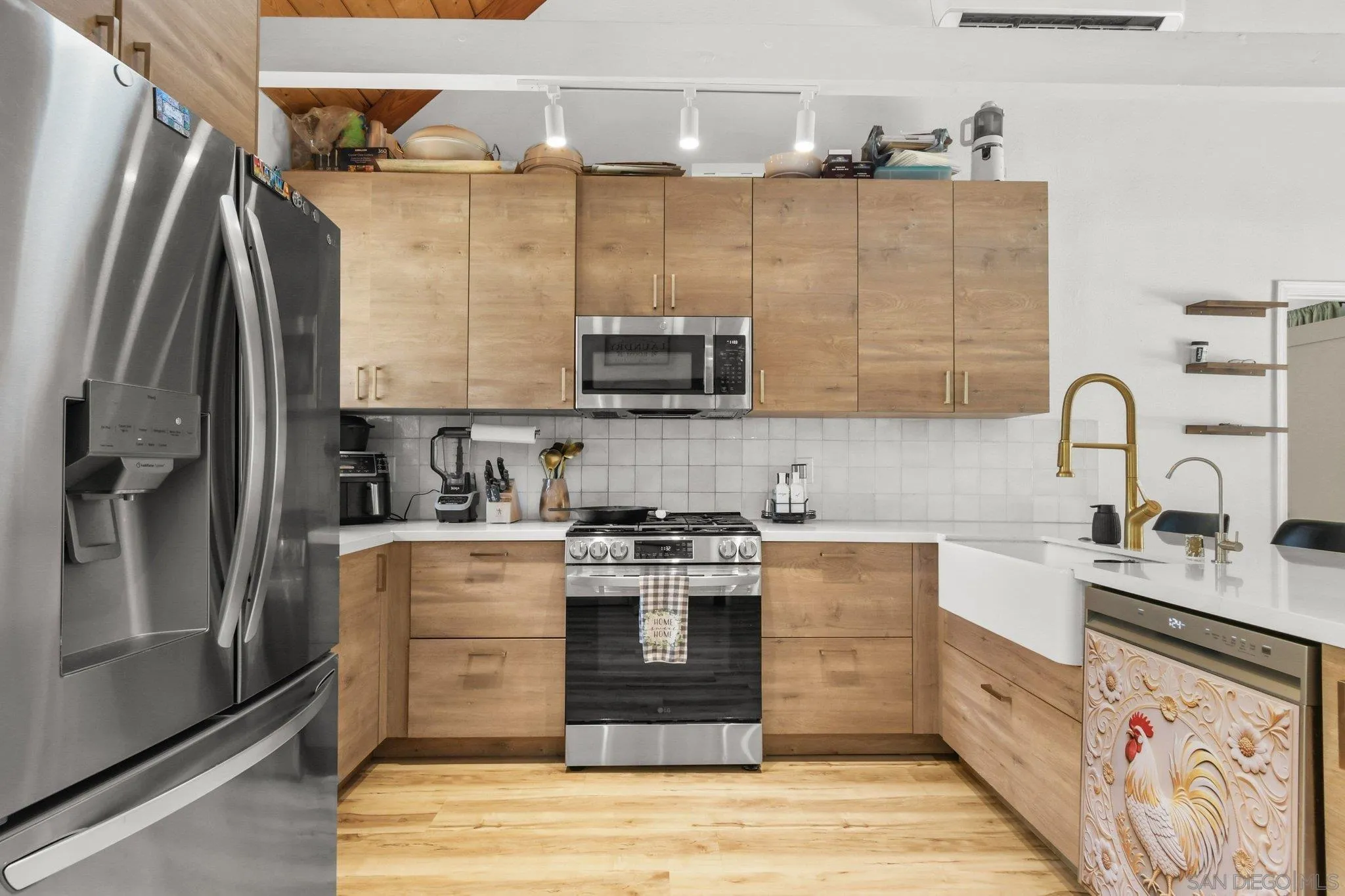 https://cdn.realtyfeed.com/cdn/127/260014147/bbd6cd06e1c61827533a66069cee5b32.webp