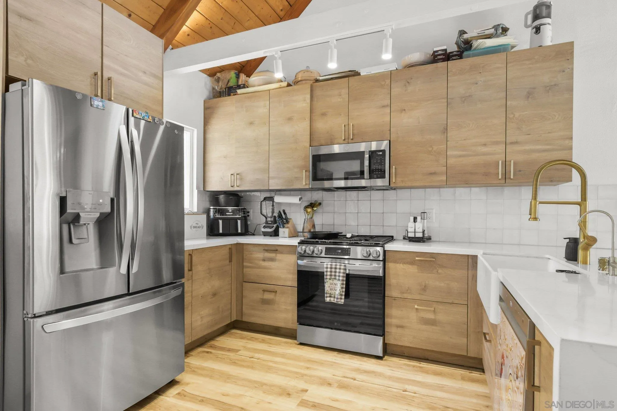 https://cdn.realtyfeed.com/cdn/127/260014147/dd51a366a30bb5a353d9b98d3dcb767c.webp
