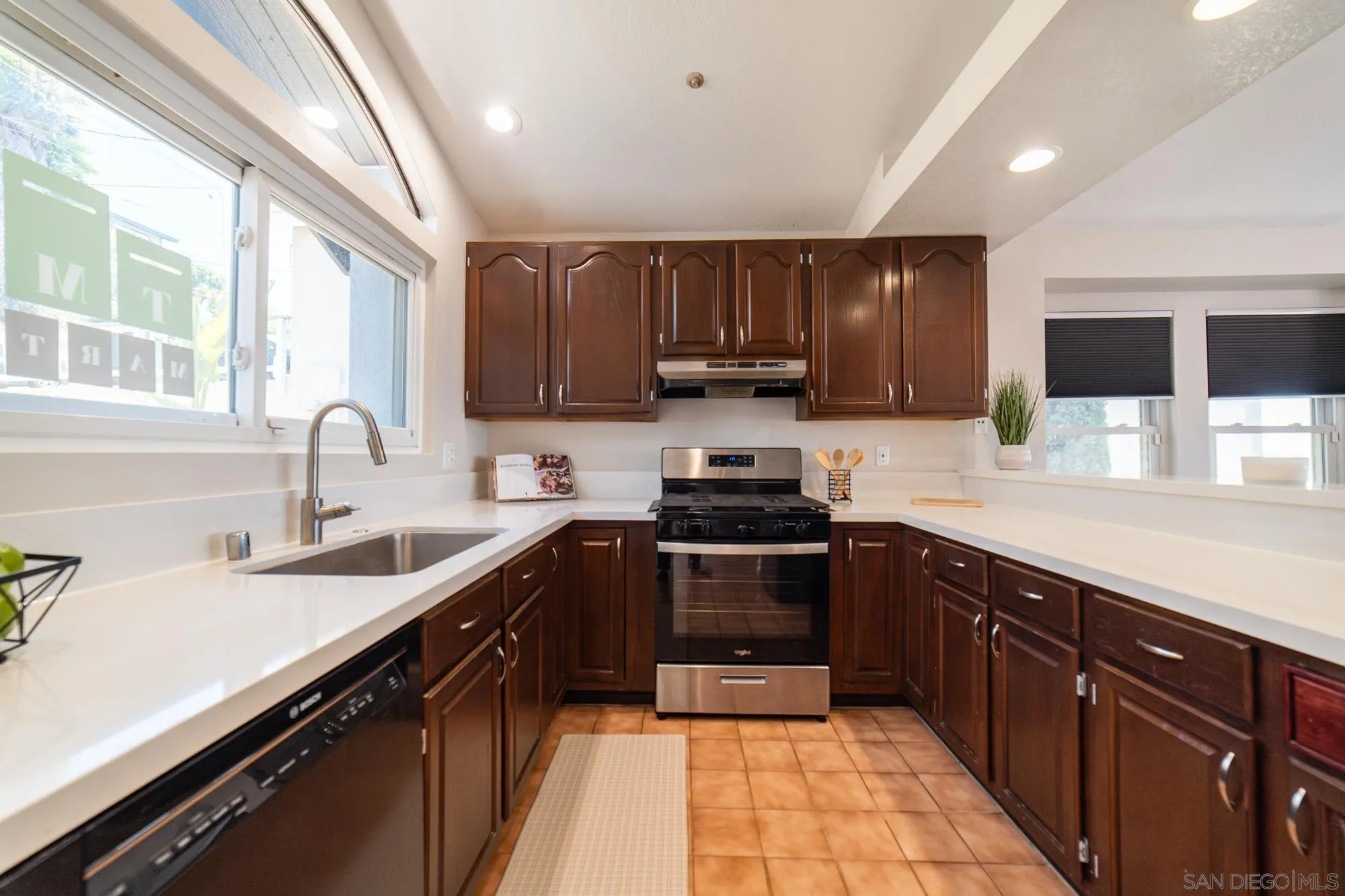 https://cdn.realtyfeed.com/cdn/127/260014148/43af26bf95cd33288acfaa34072667ba.webp