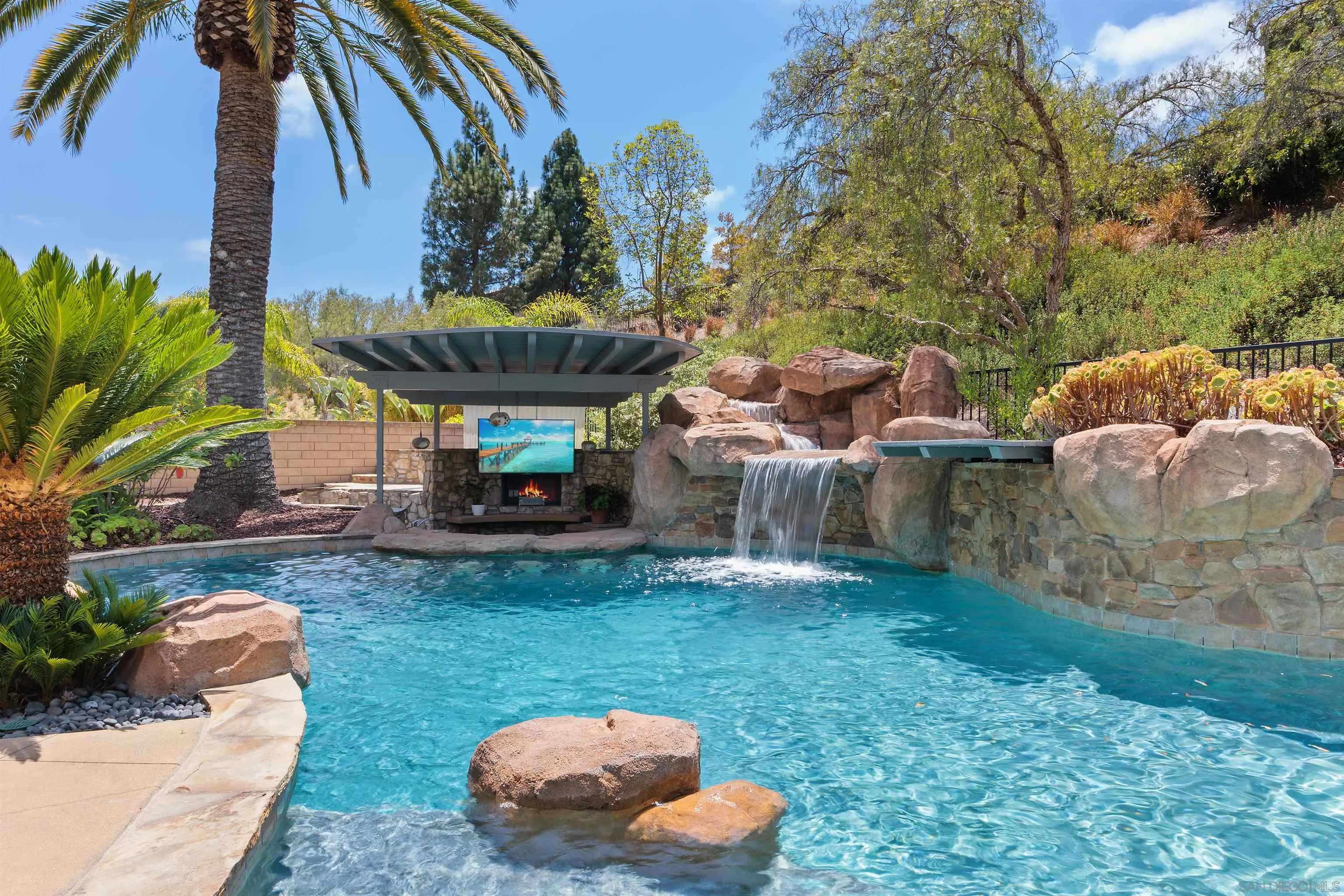 https://cdn.realtyfeed.com/cdn/127/260014152/c4c75290adaeb396ab797cf3c0d5bdd6.webp