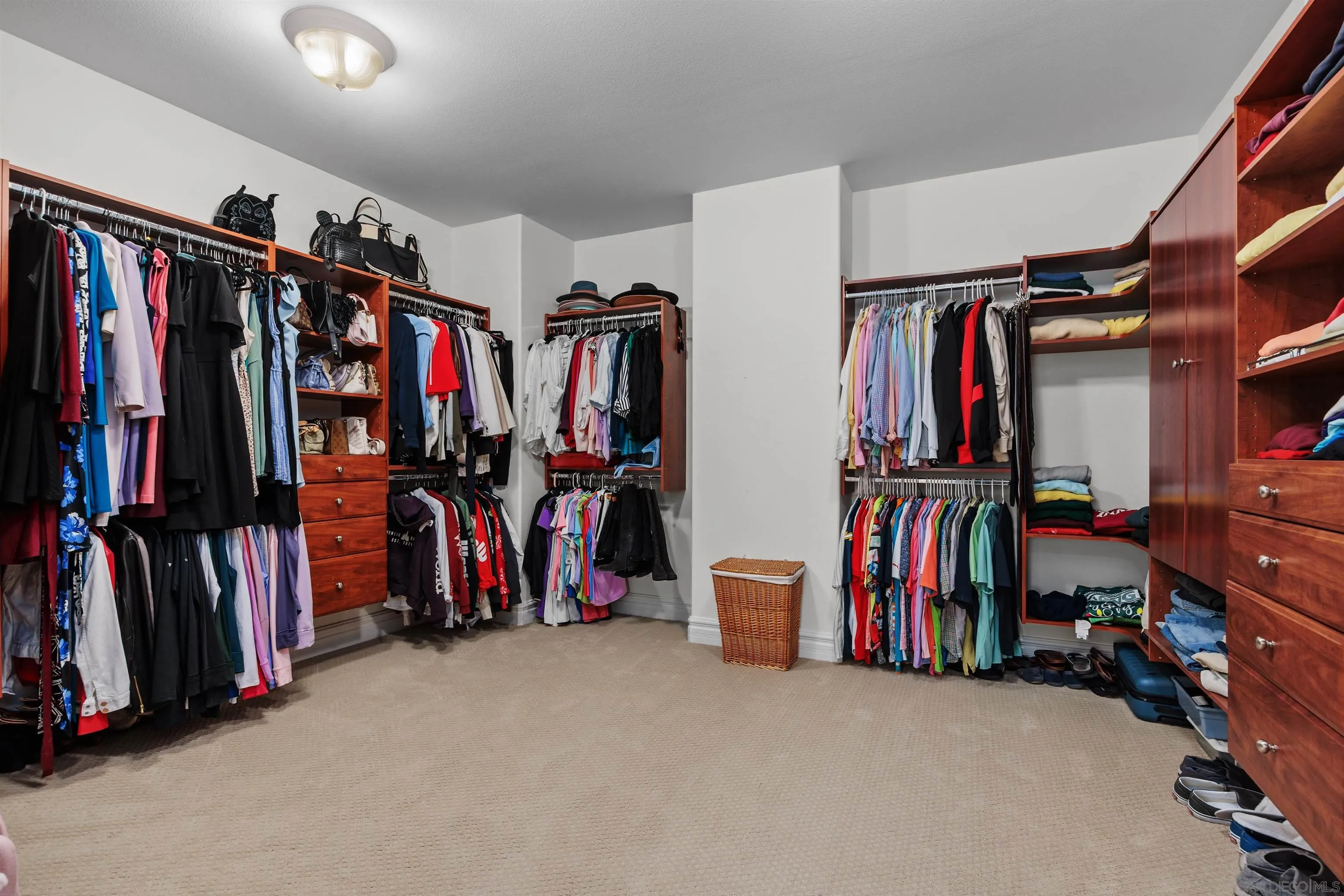 https://cdn.realtyfeed.com/cdn/127/260014152/cf529b91626439ed815cf77431cf3682.webp